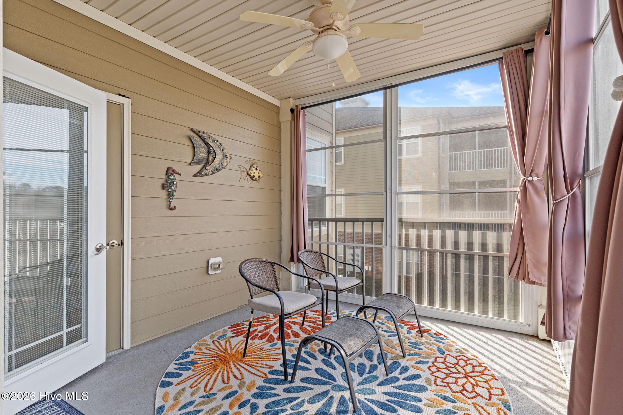 100548351 | Photo 14