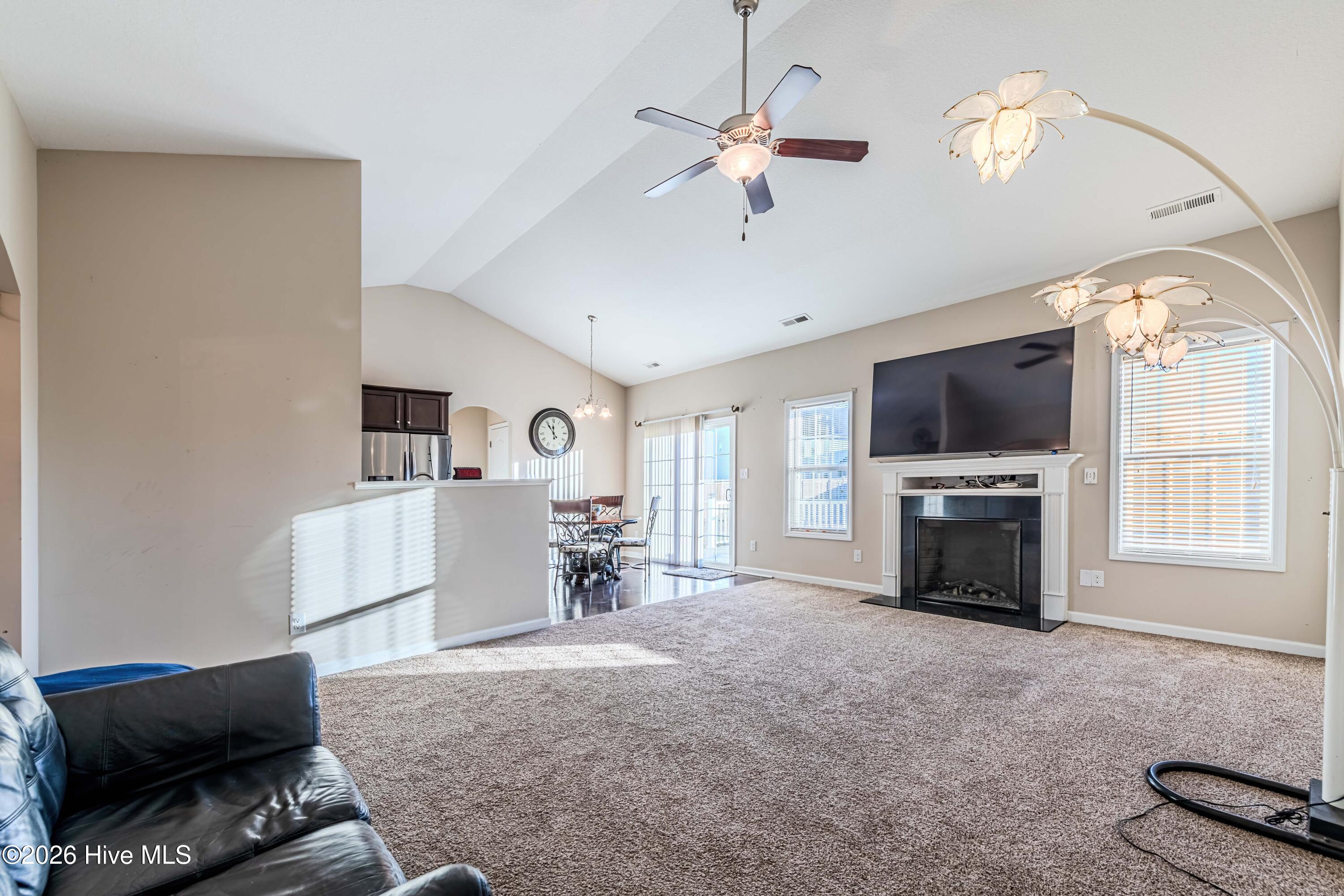 100549847 | Photo 16