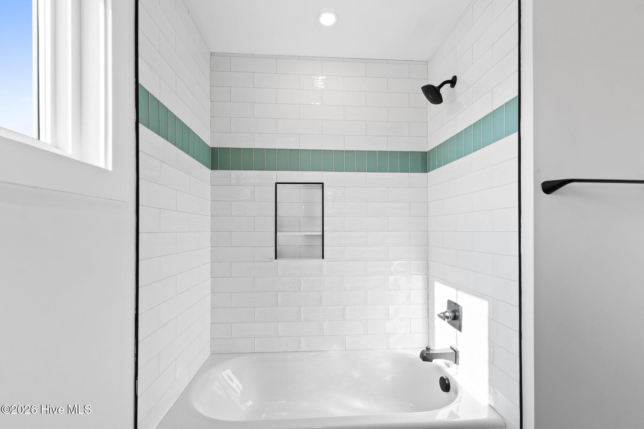 100548911 | Photo 23