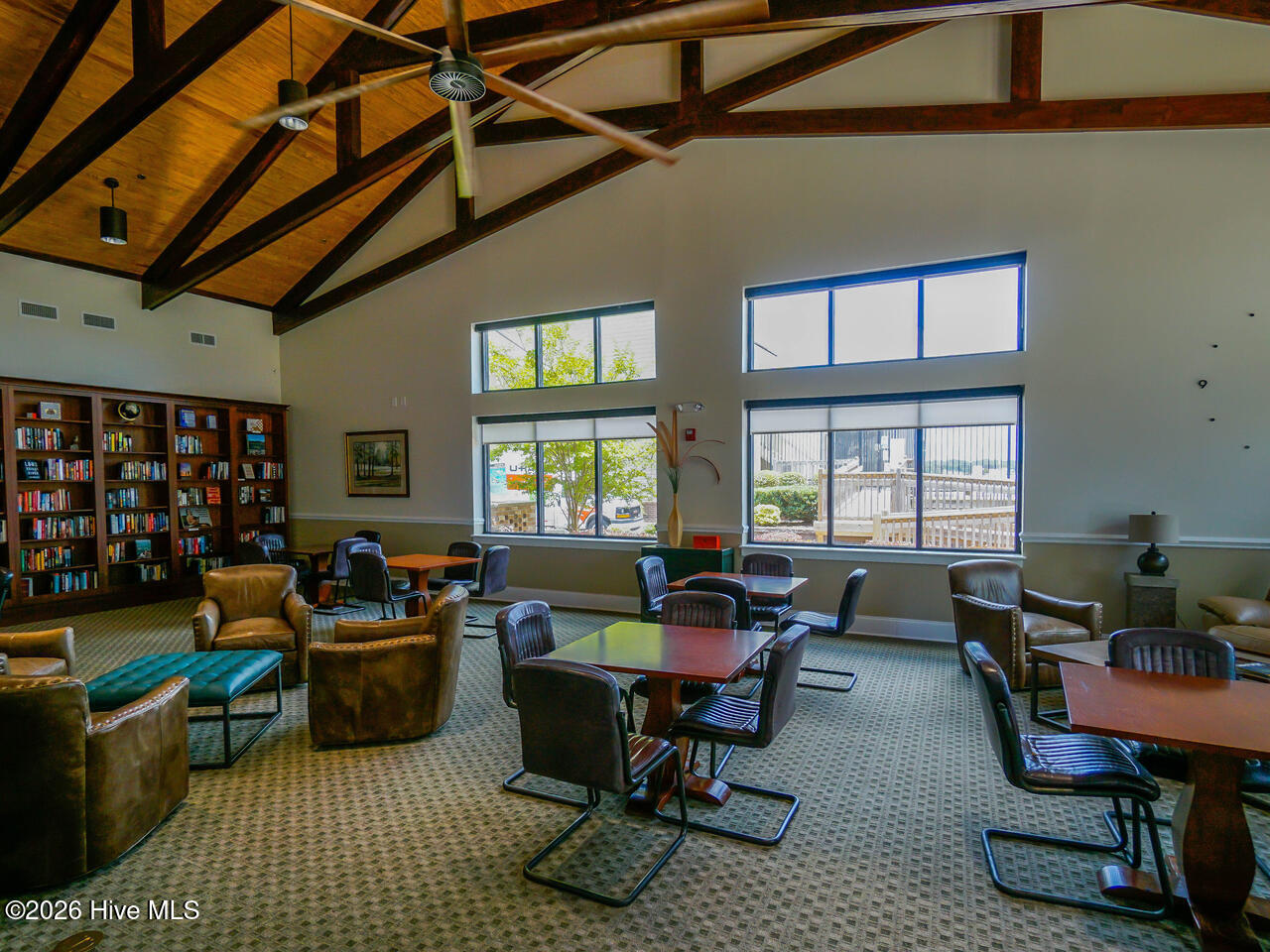 100562104 | Photo 18