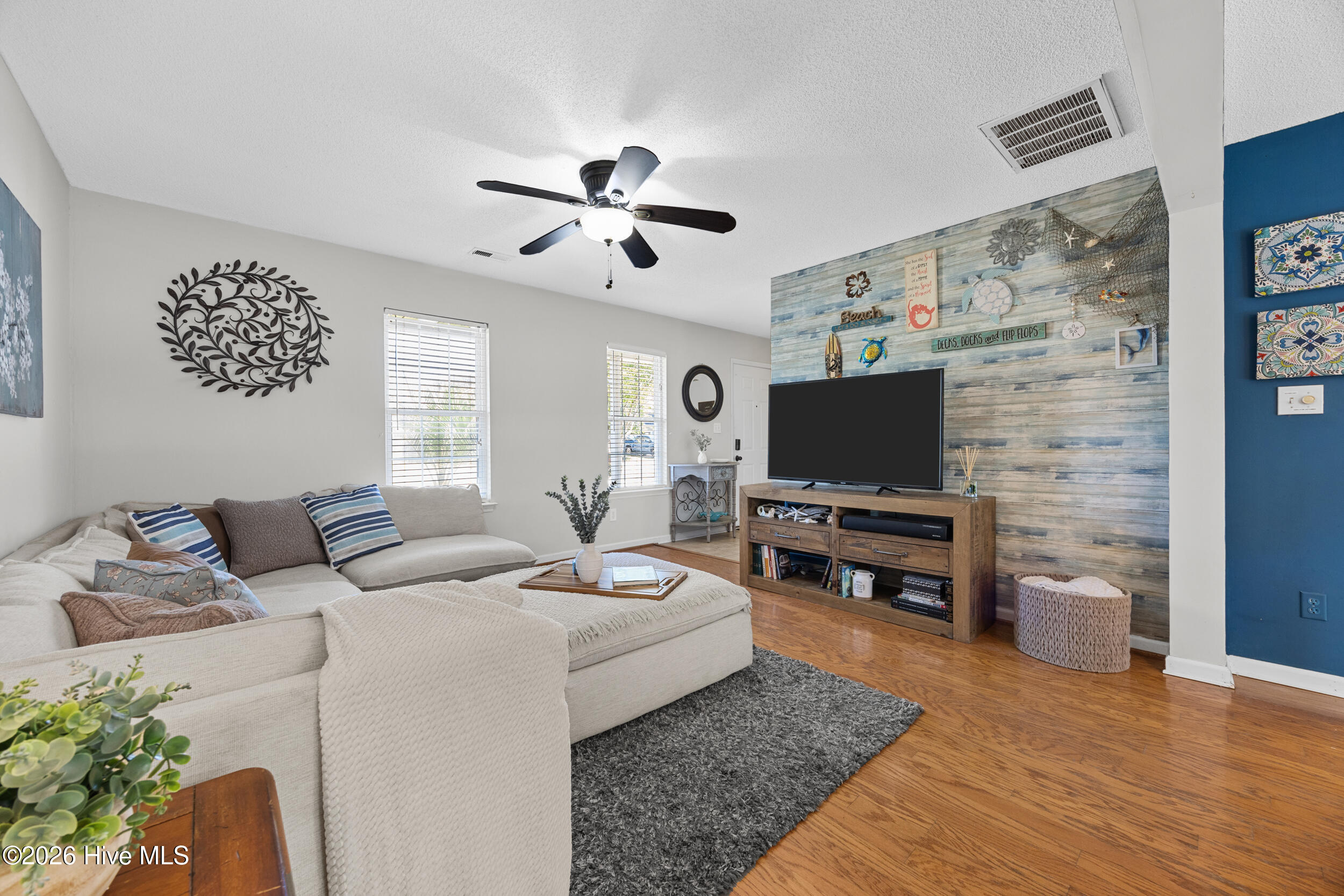 100569282 | Photo 11