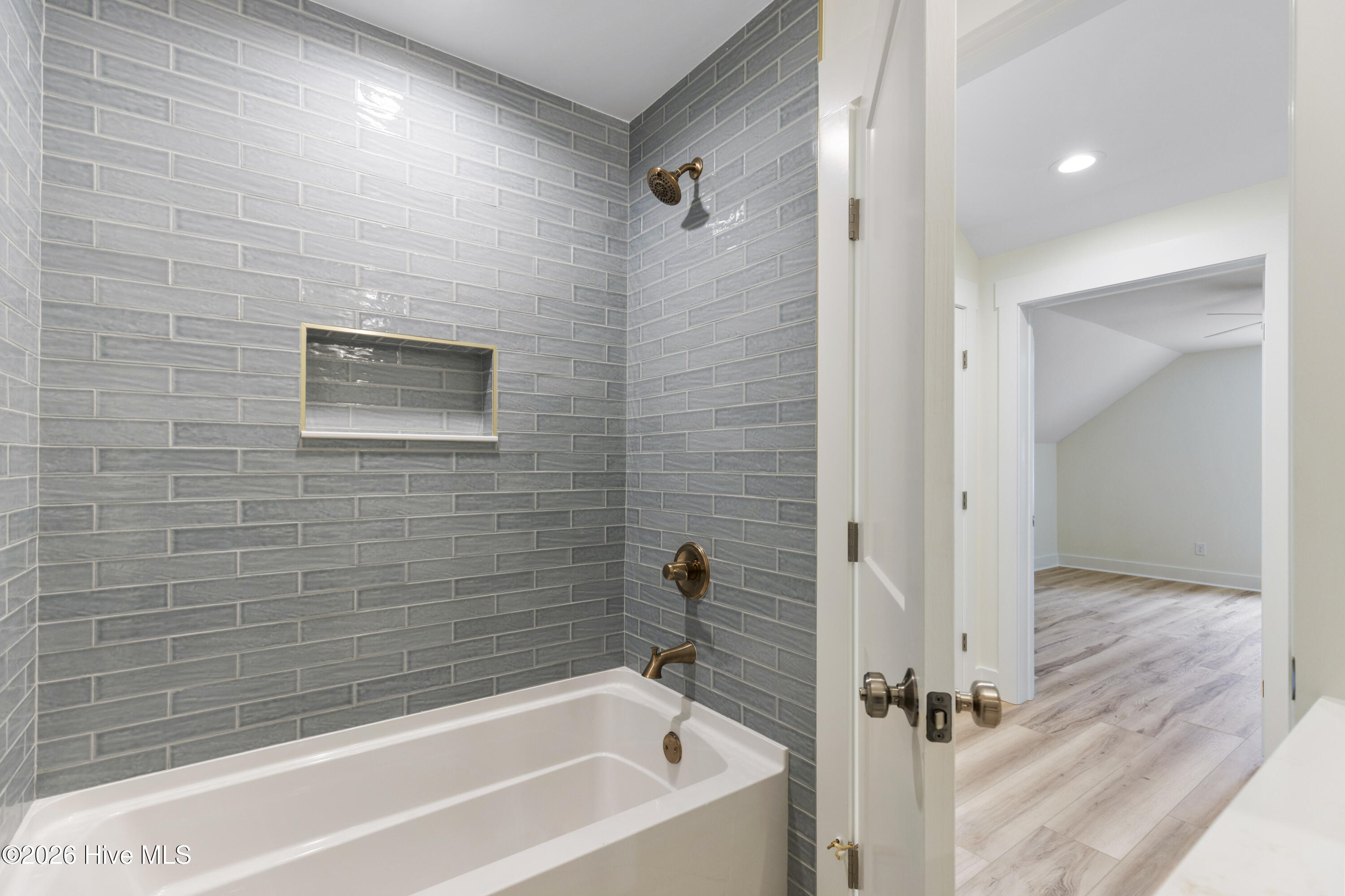 100553830 | Photo 41