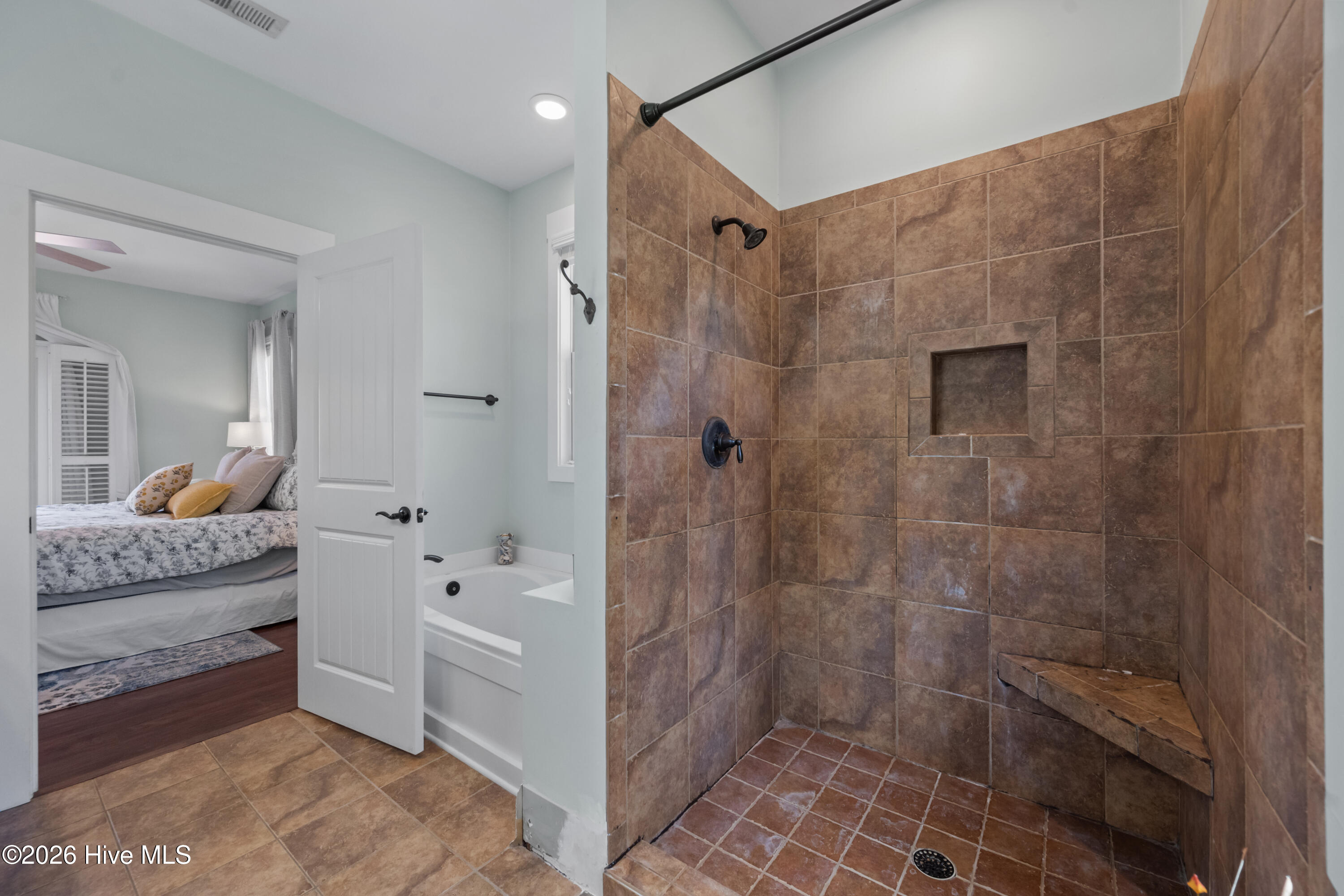 100566521 | Photo 15