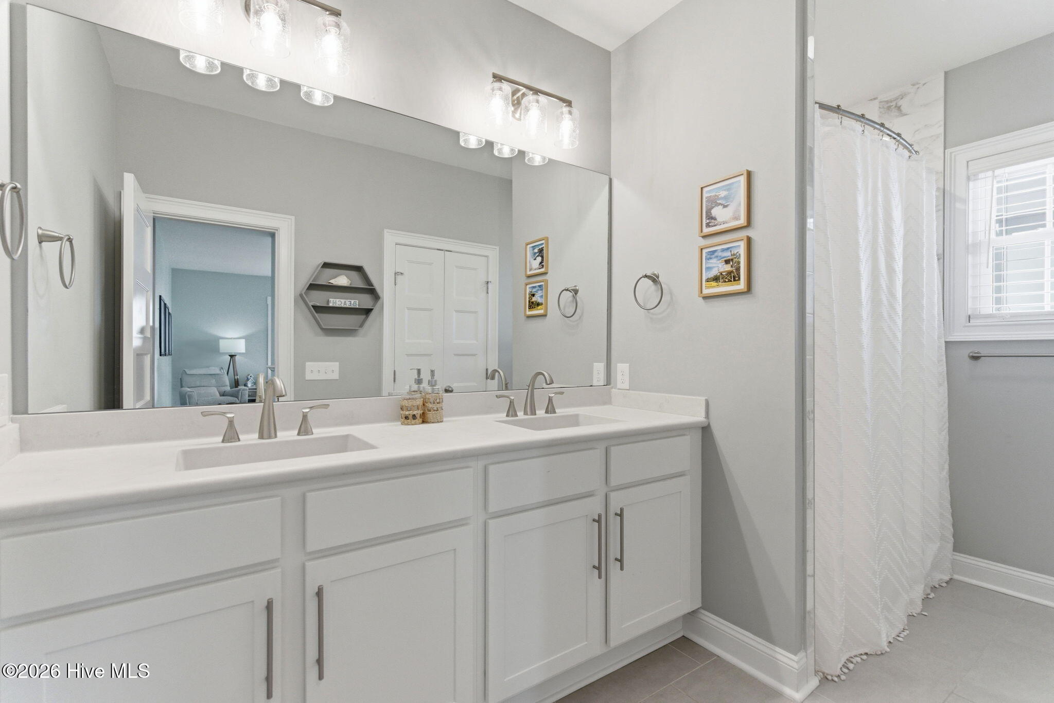 100570056 | Photo 46