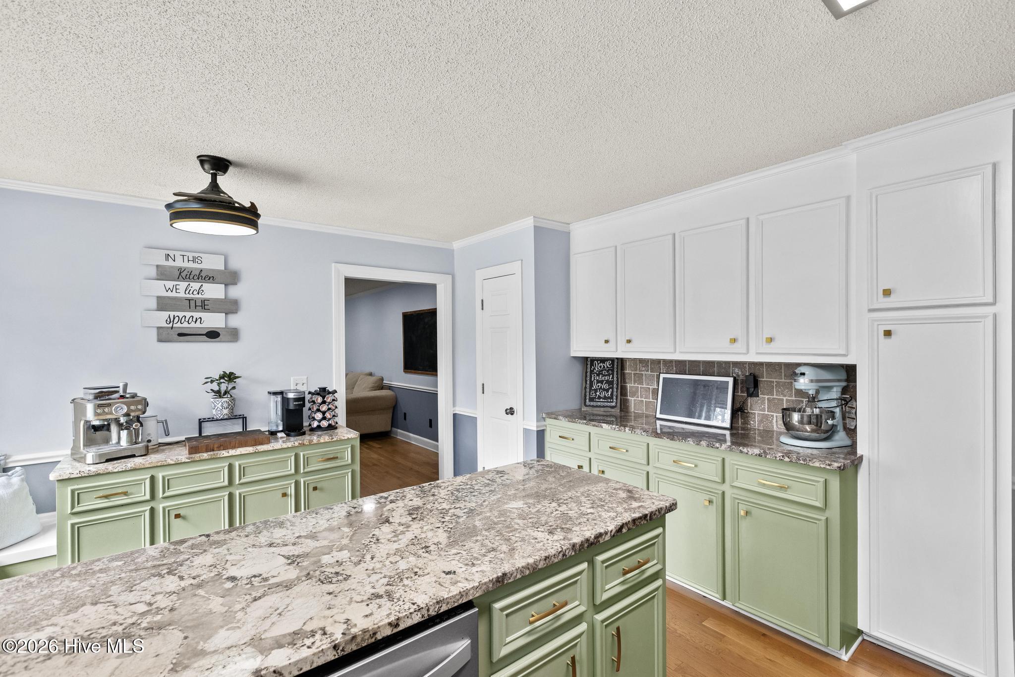 100563926 | Photo 15