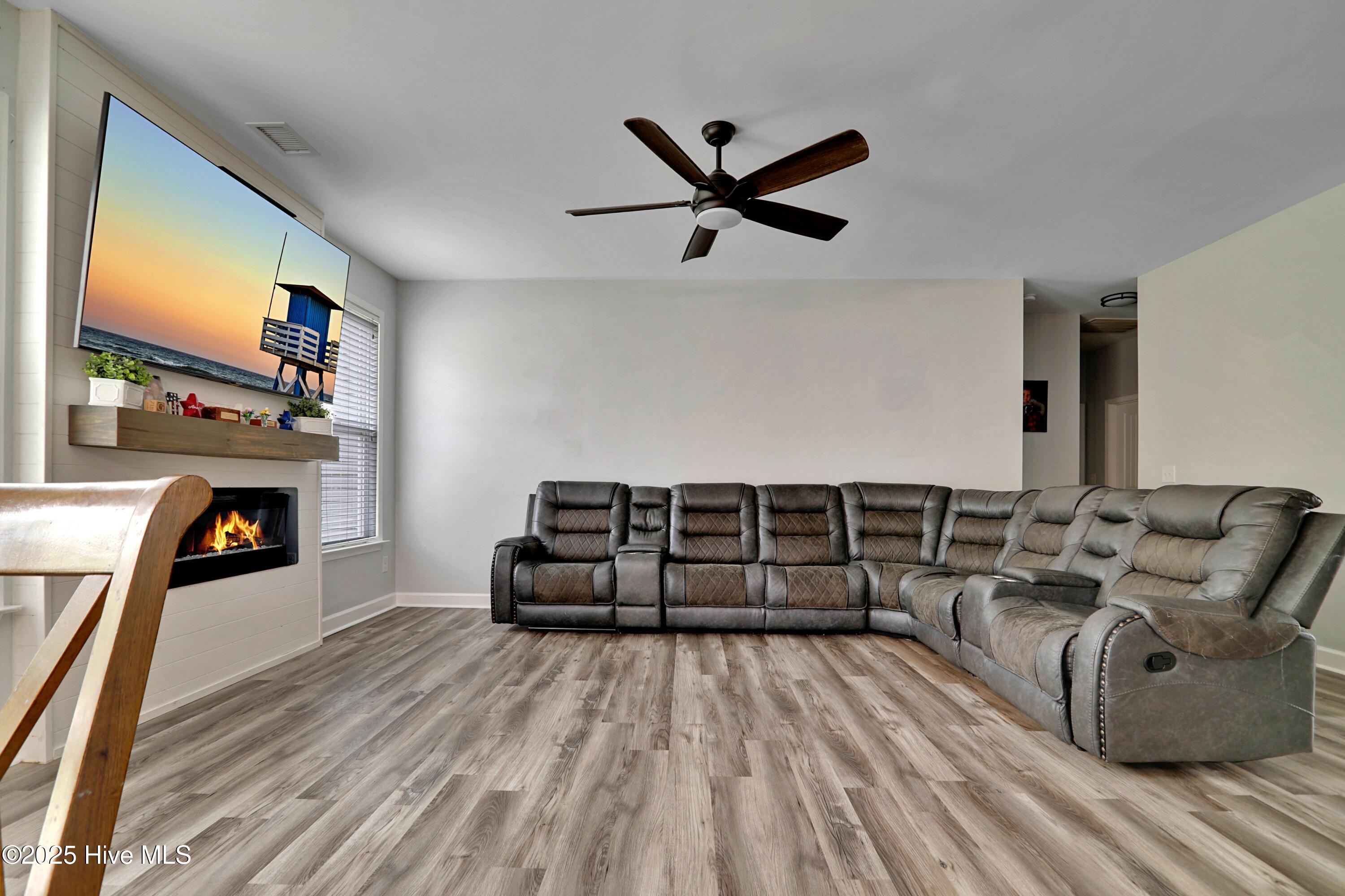 100525620 | Photo 11