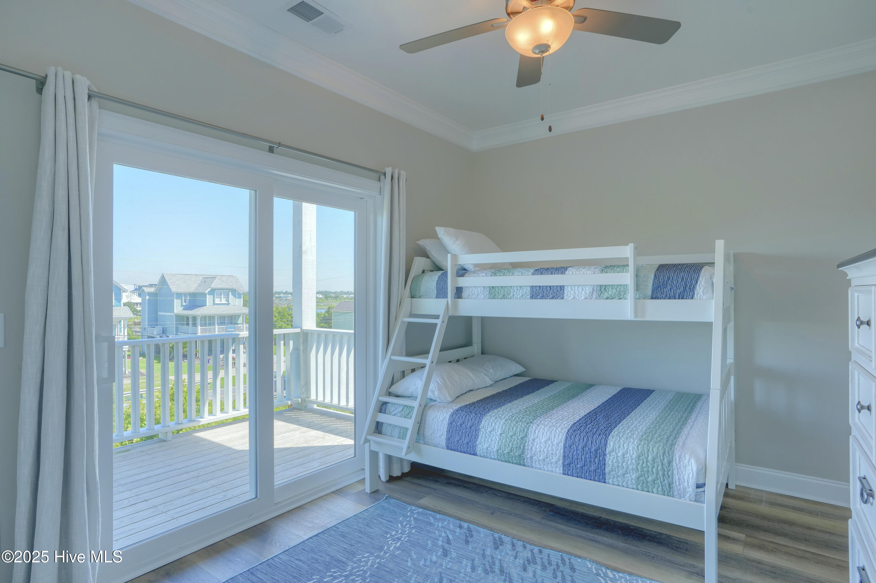 100510415 | Photo 46