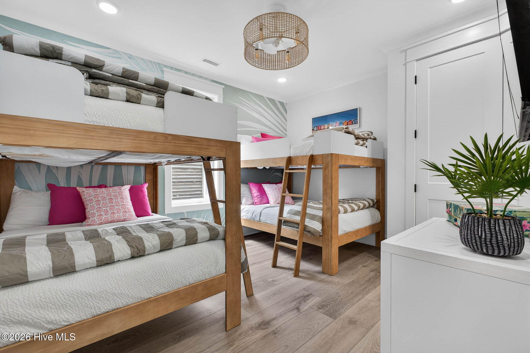 100543300 | Photo 34