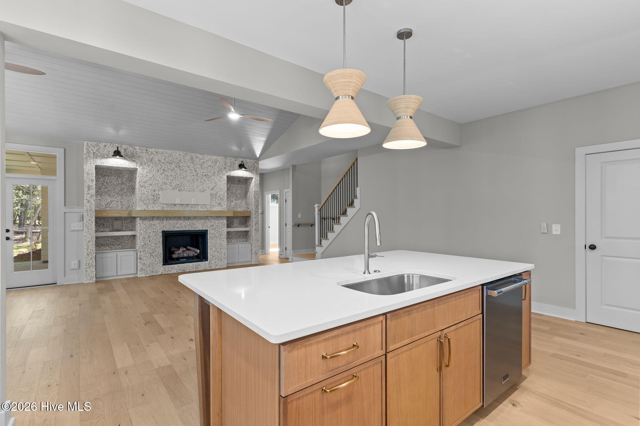 100548925 | Photo 24