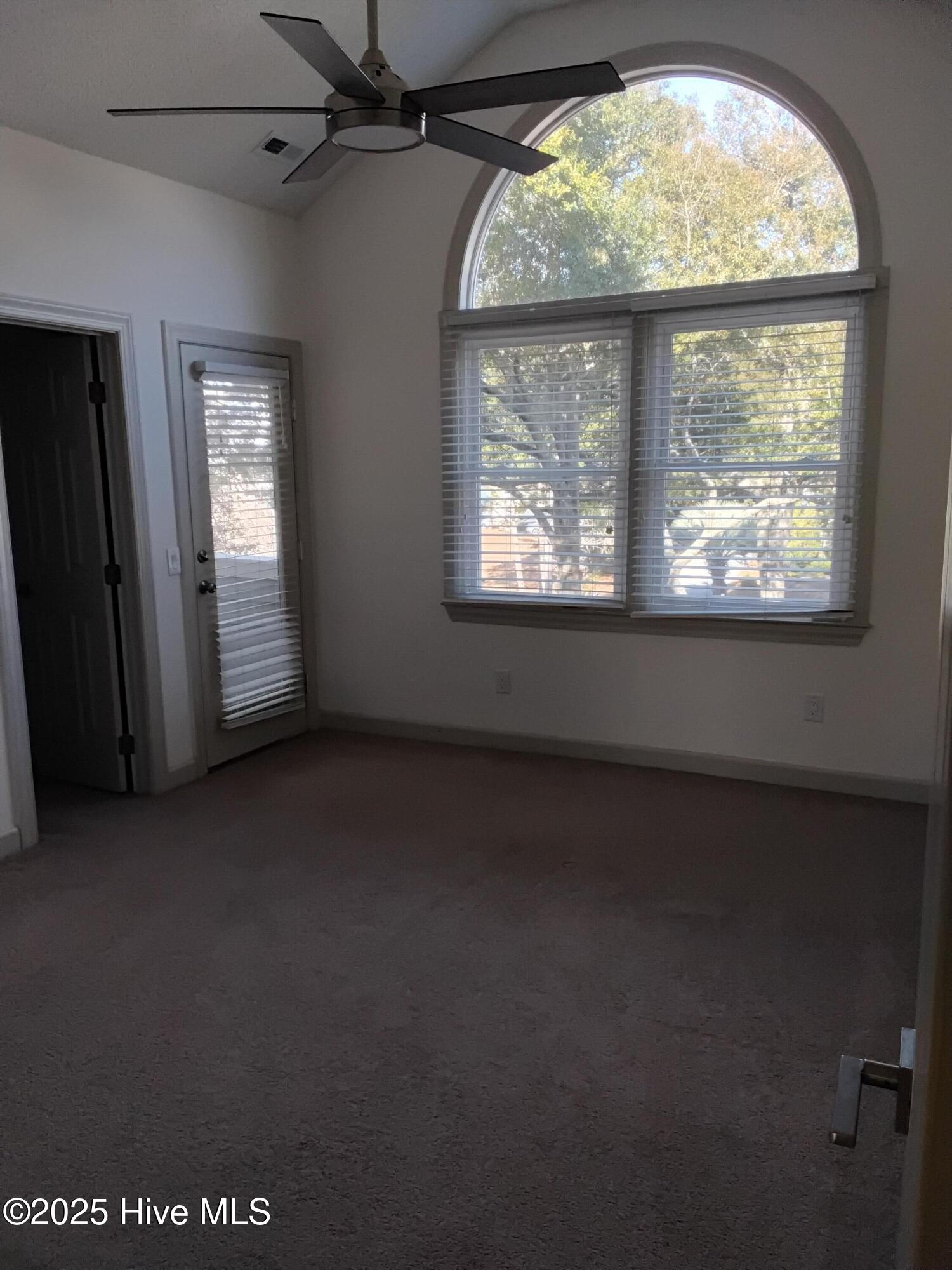 100546302 | Photo 16