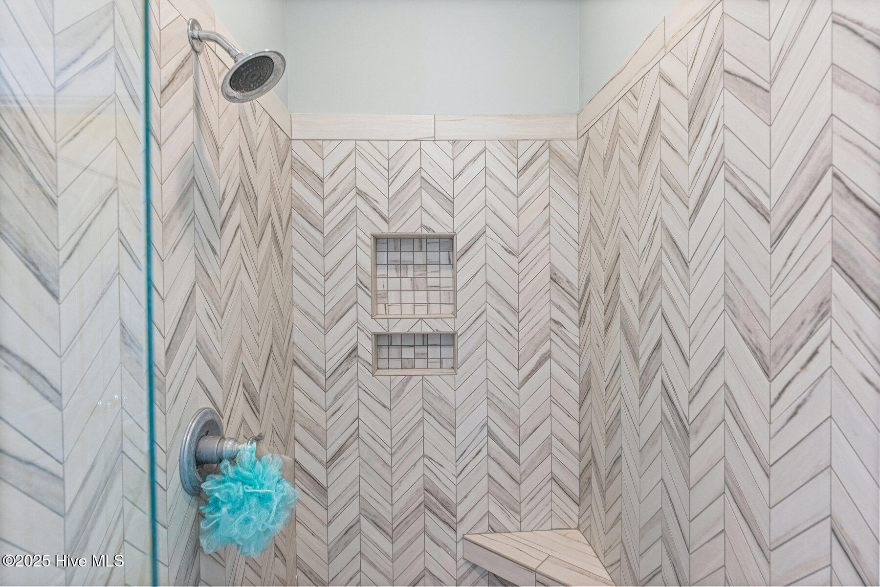 100523627 | Photo 18