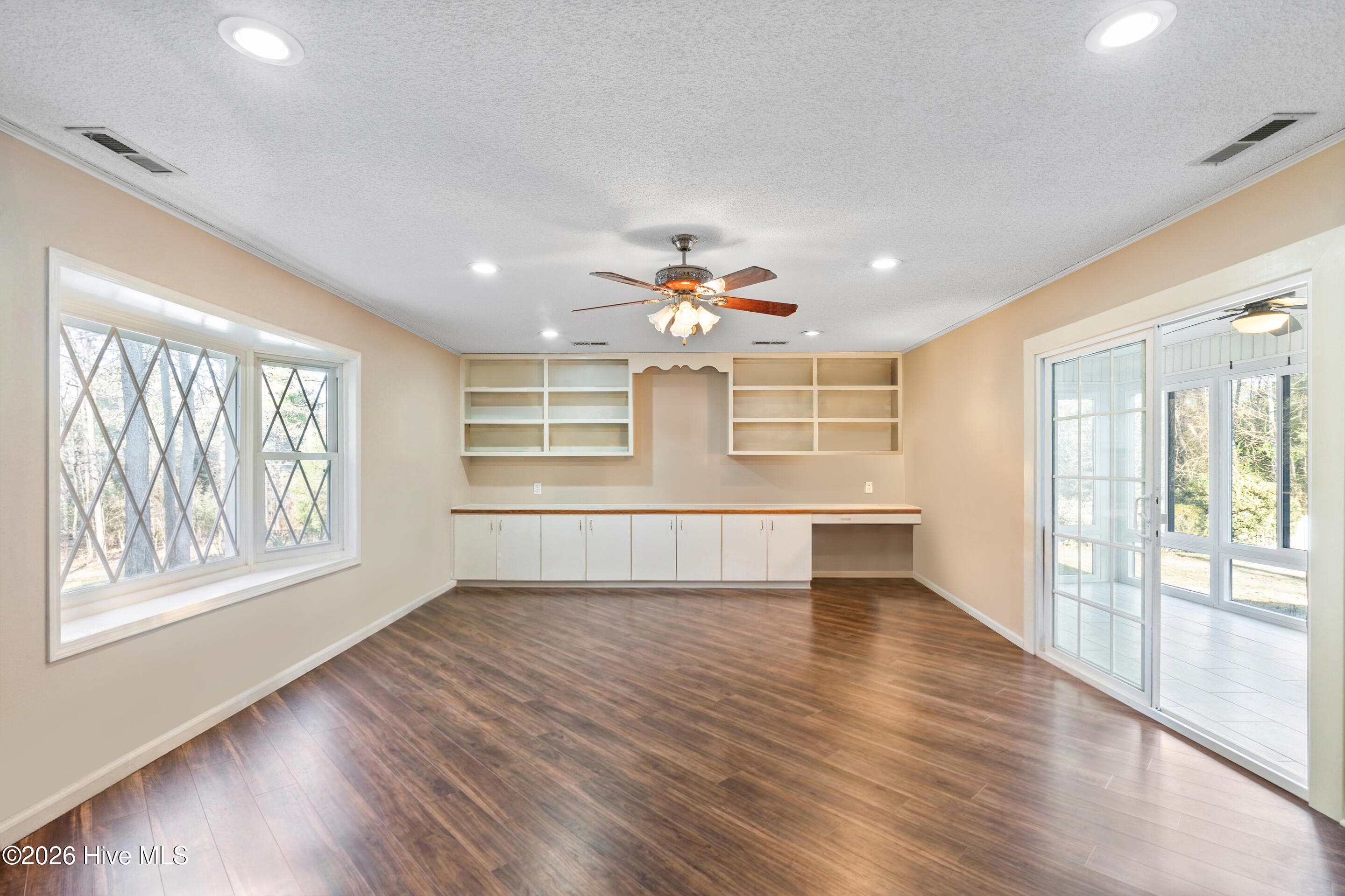 100548046 | Photo 12