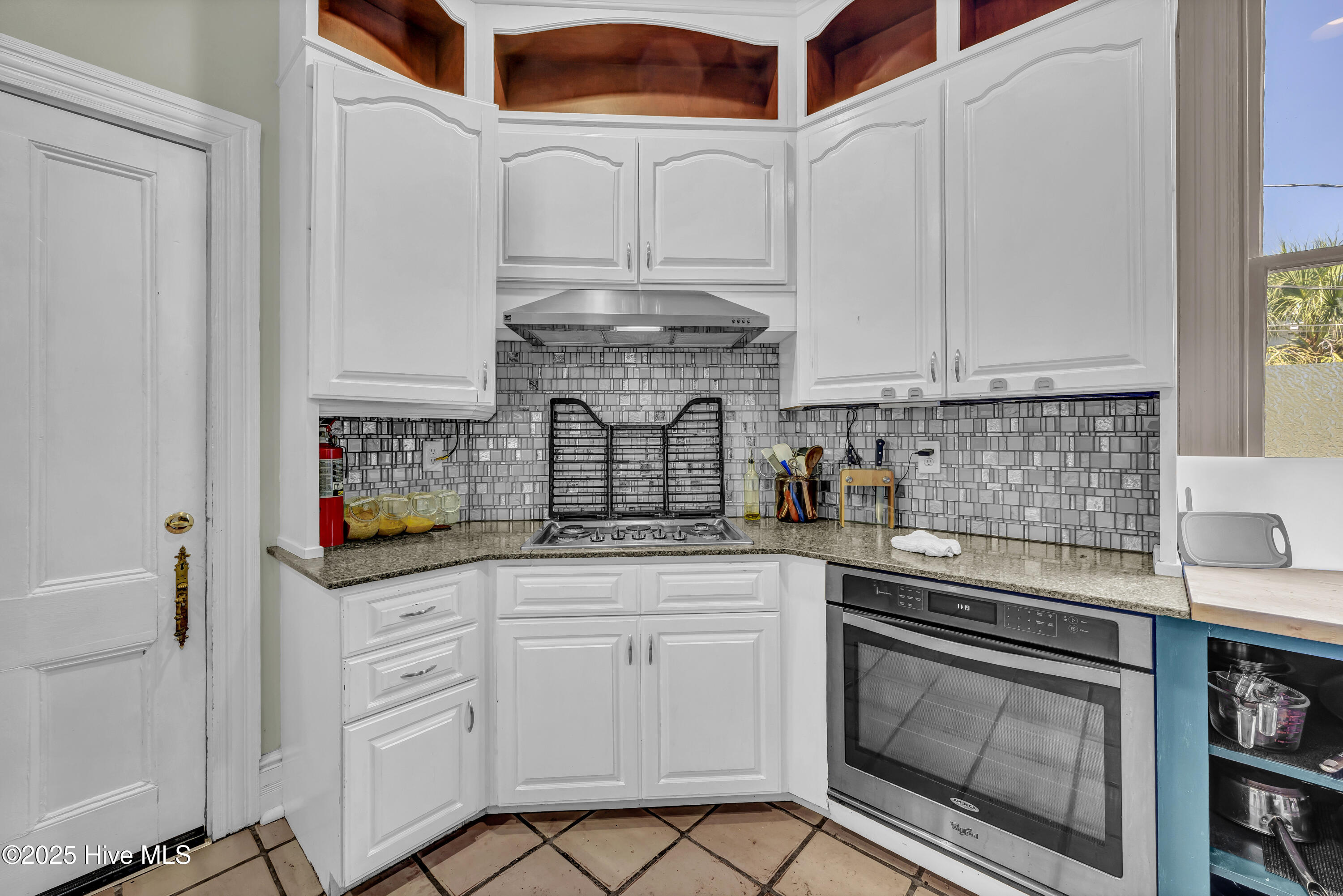 100531390 | Photo 17