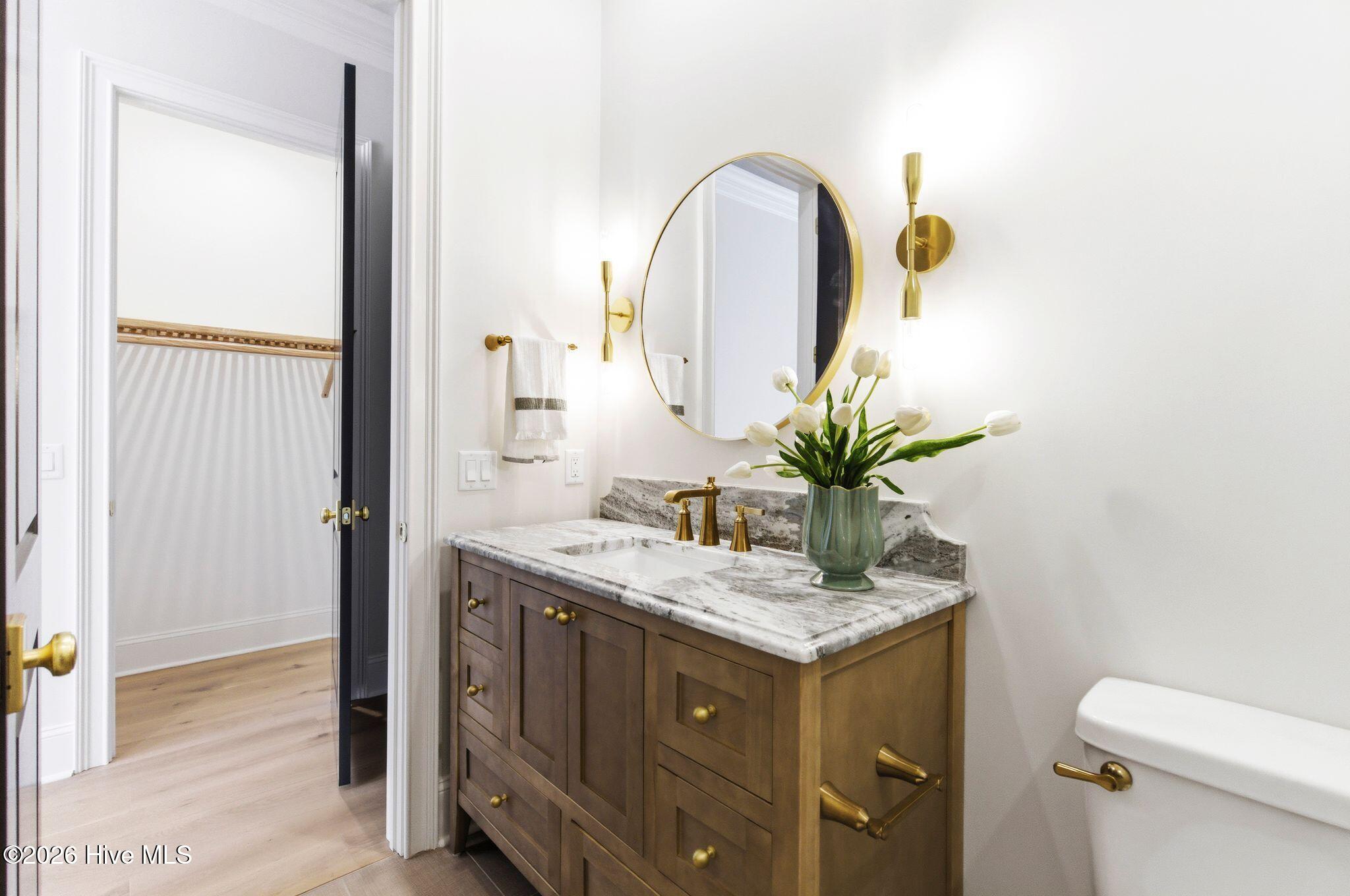 100570119 | Photo 49