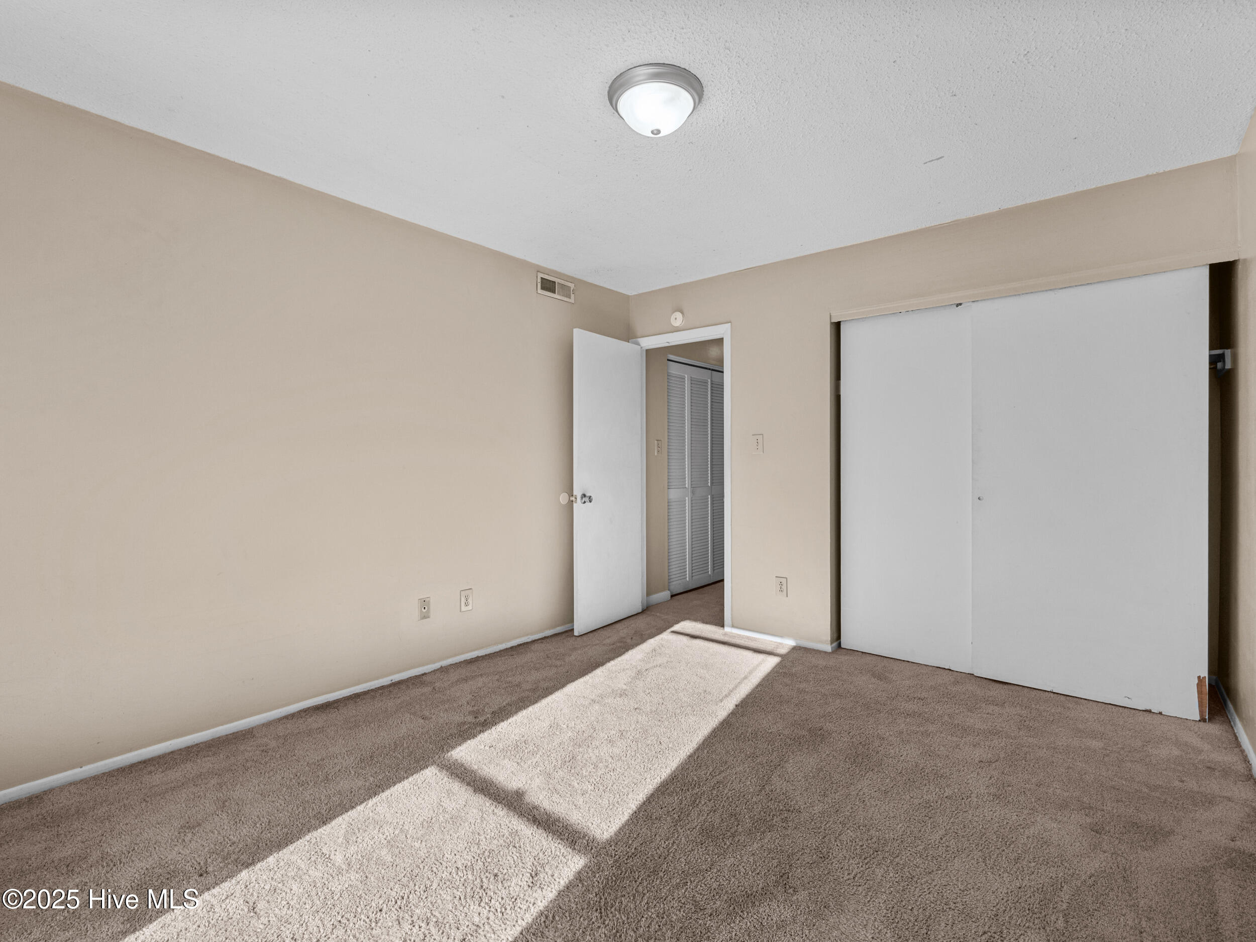 100540466 | Photo 16