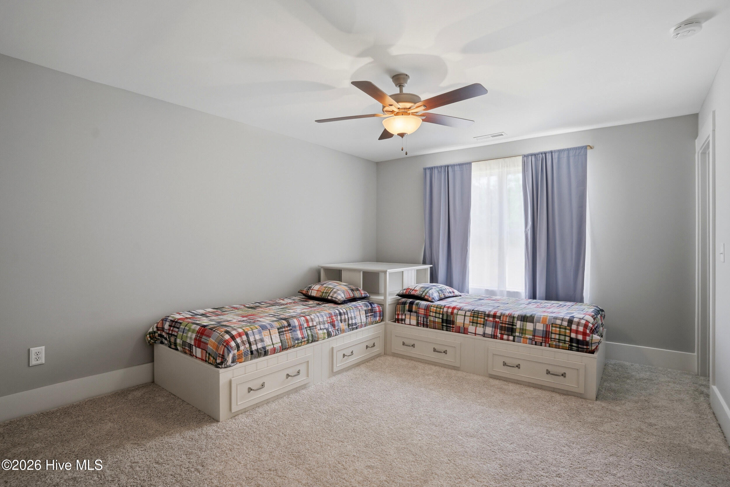 100565471 | Photo 42