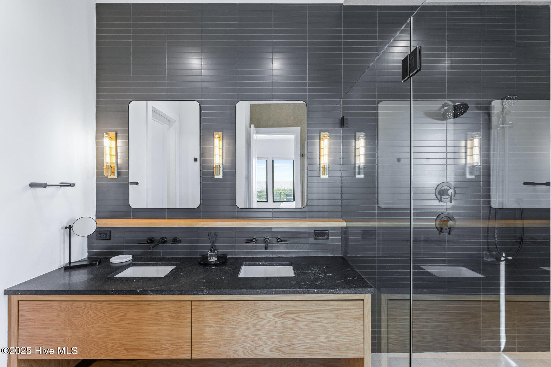 100535055 | Photo 19