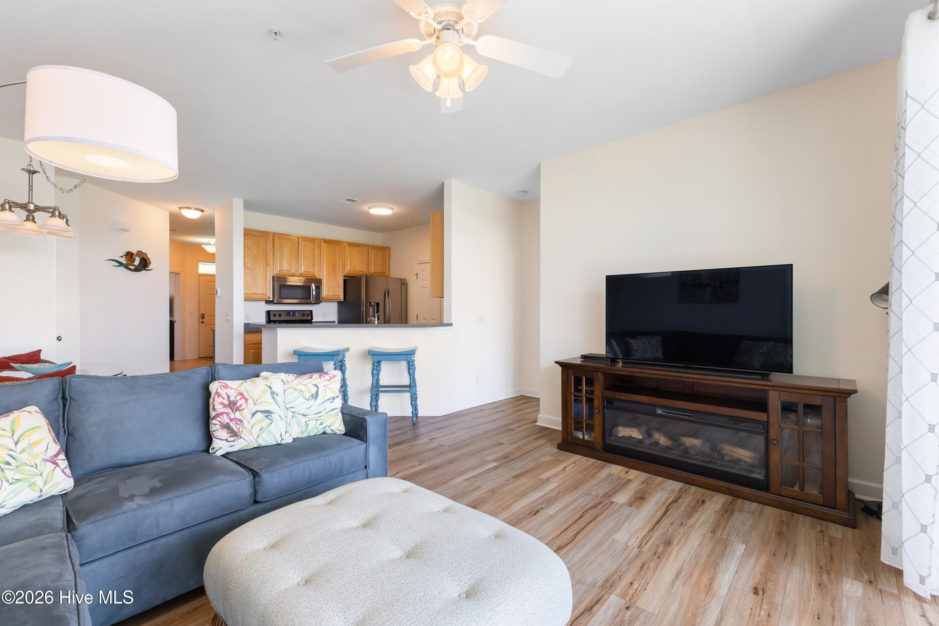 100570147 | Photo 11