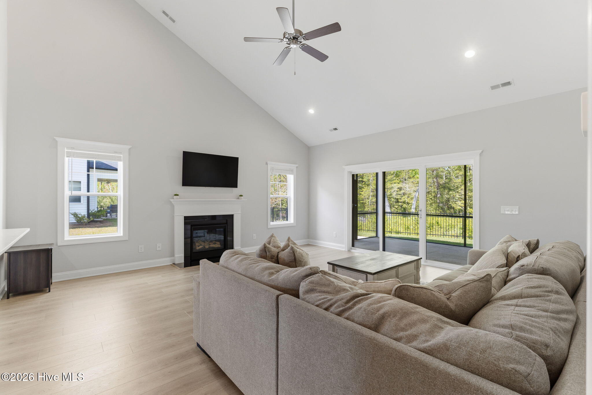 100567561 | Photo 26