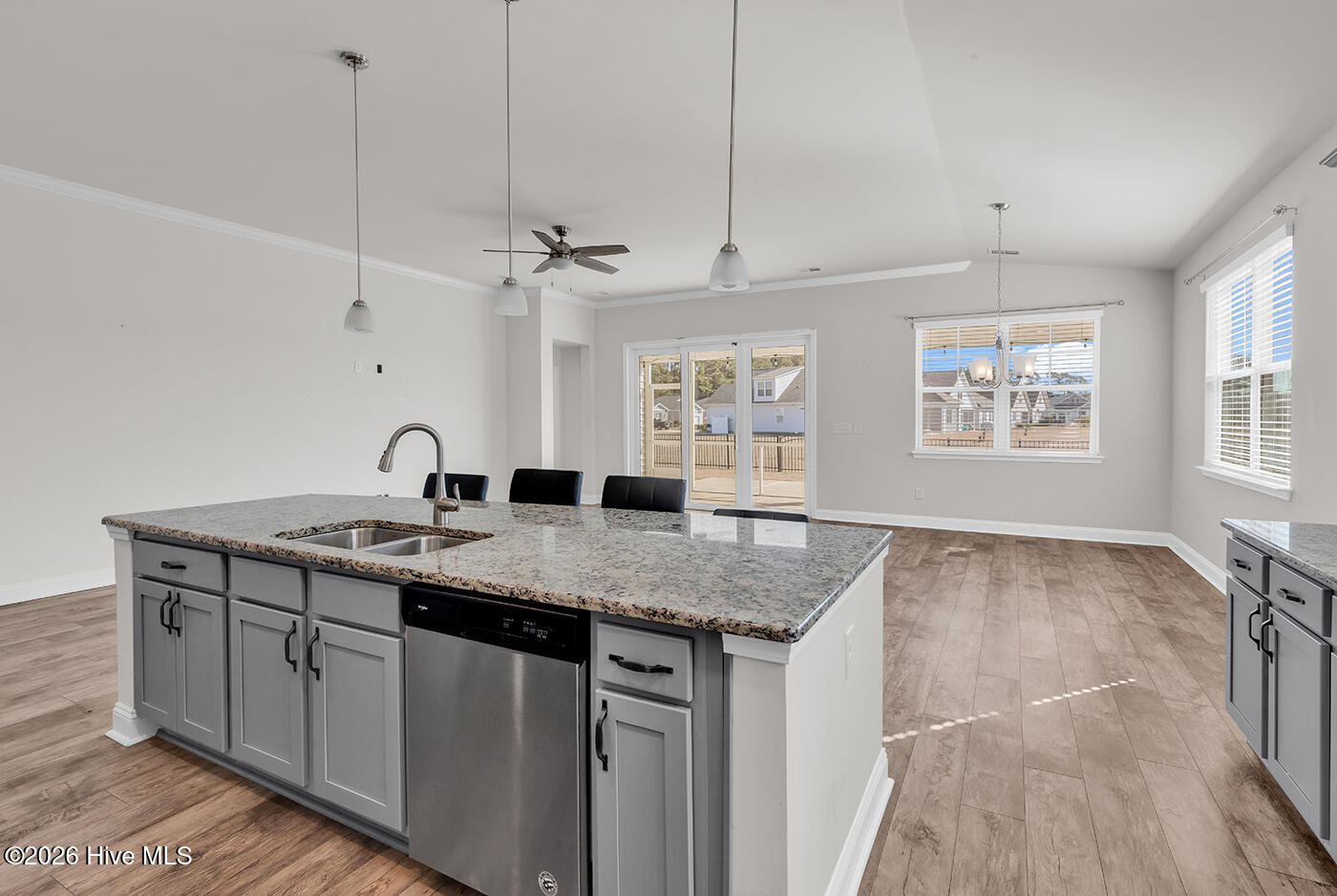 100555592 | Photo 14