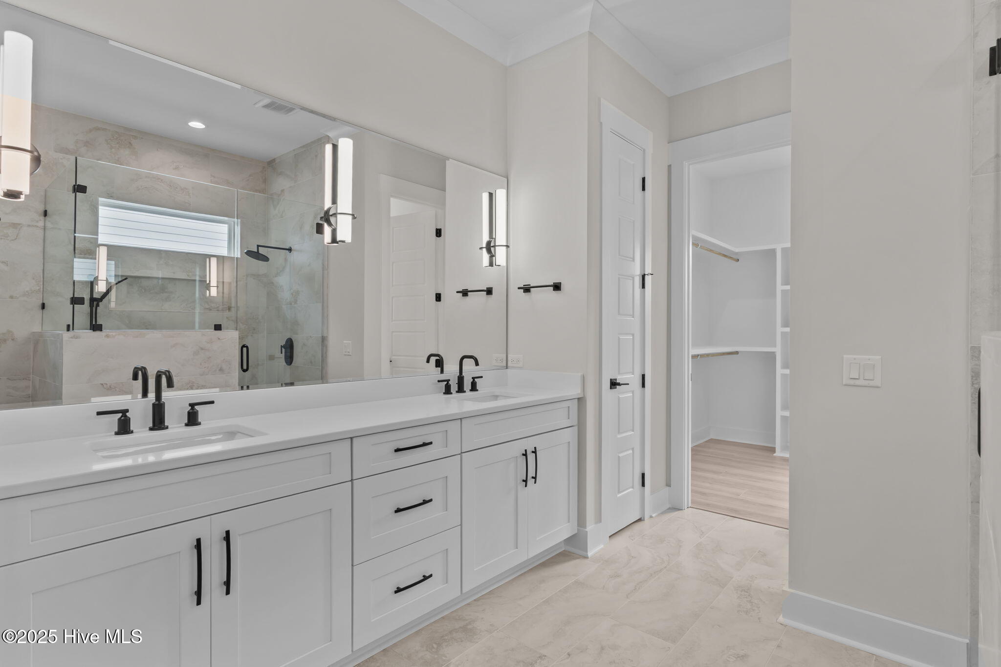 100548099 | Photo 38