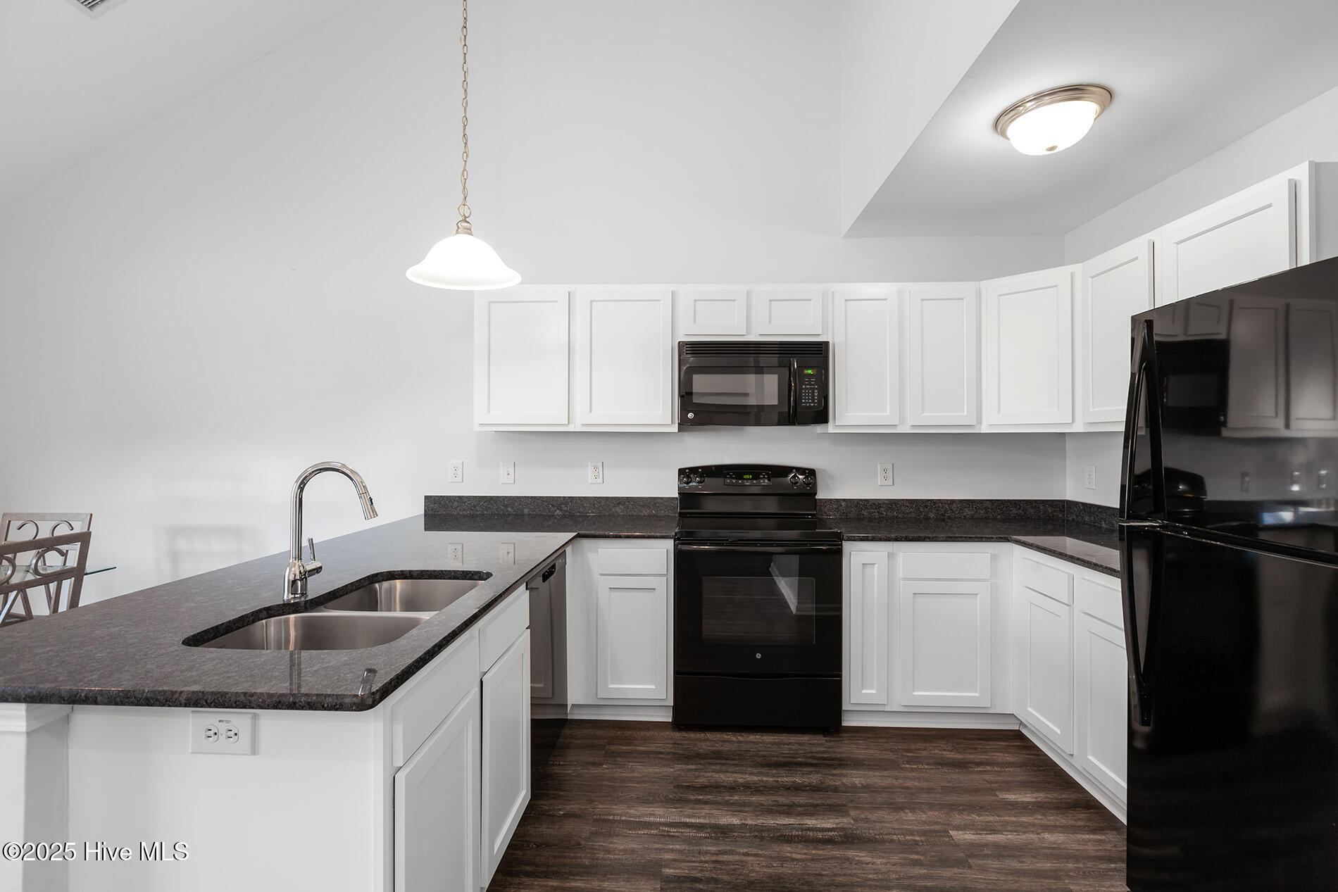 100526047 | Photo 11