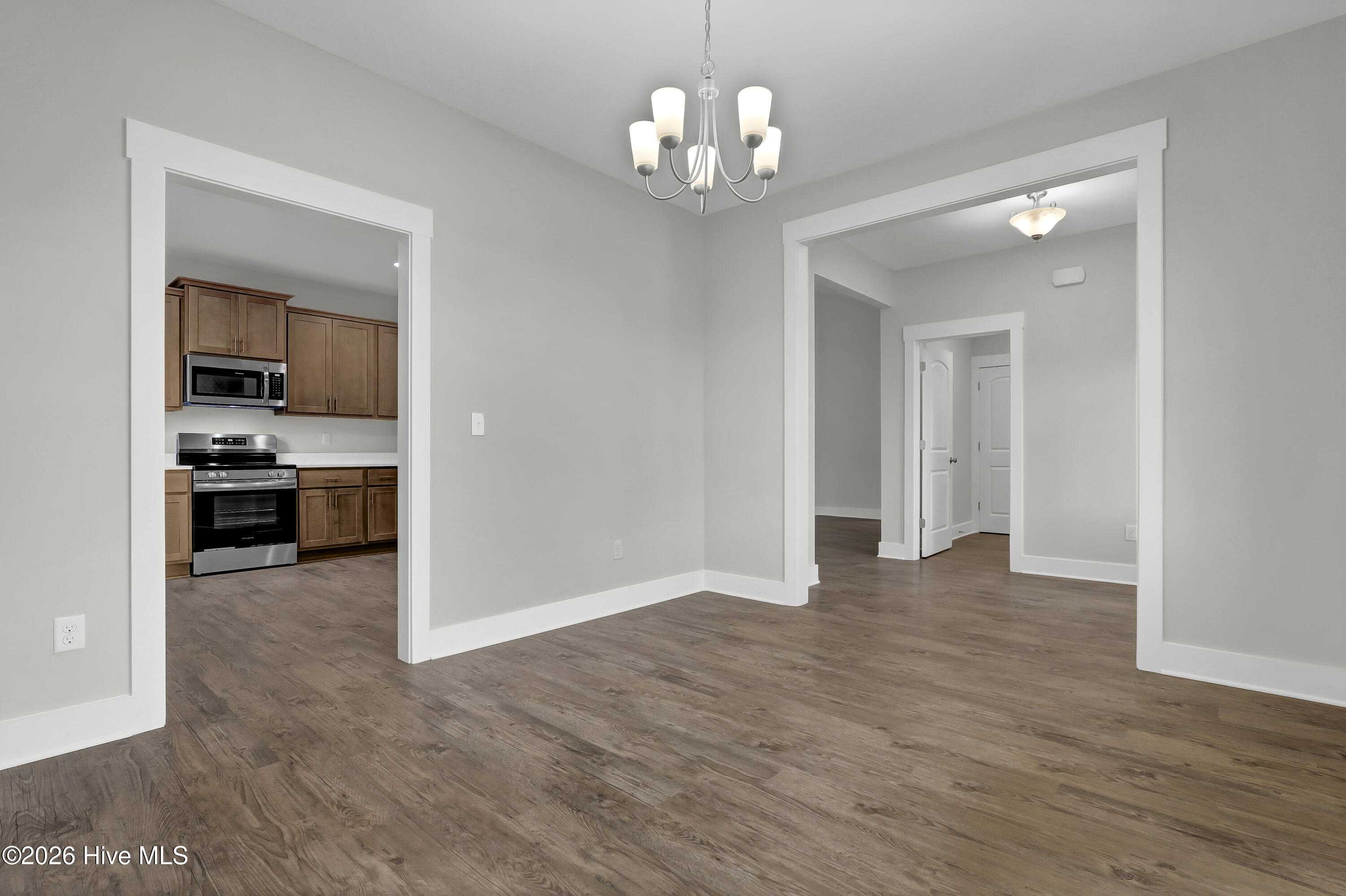 100534930 | Photo 11