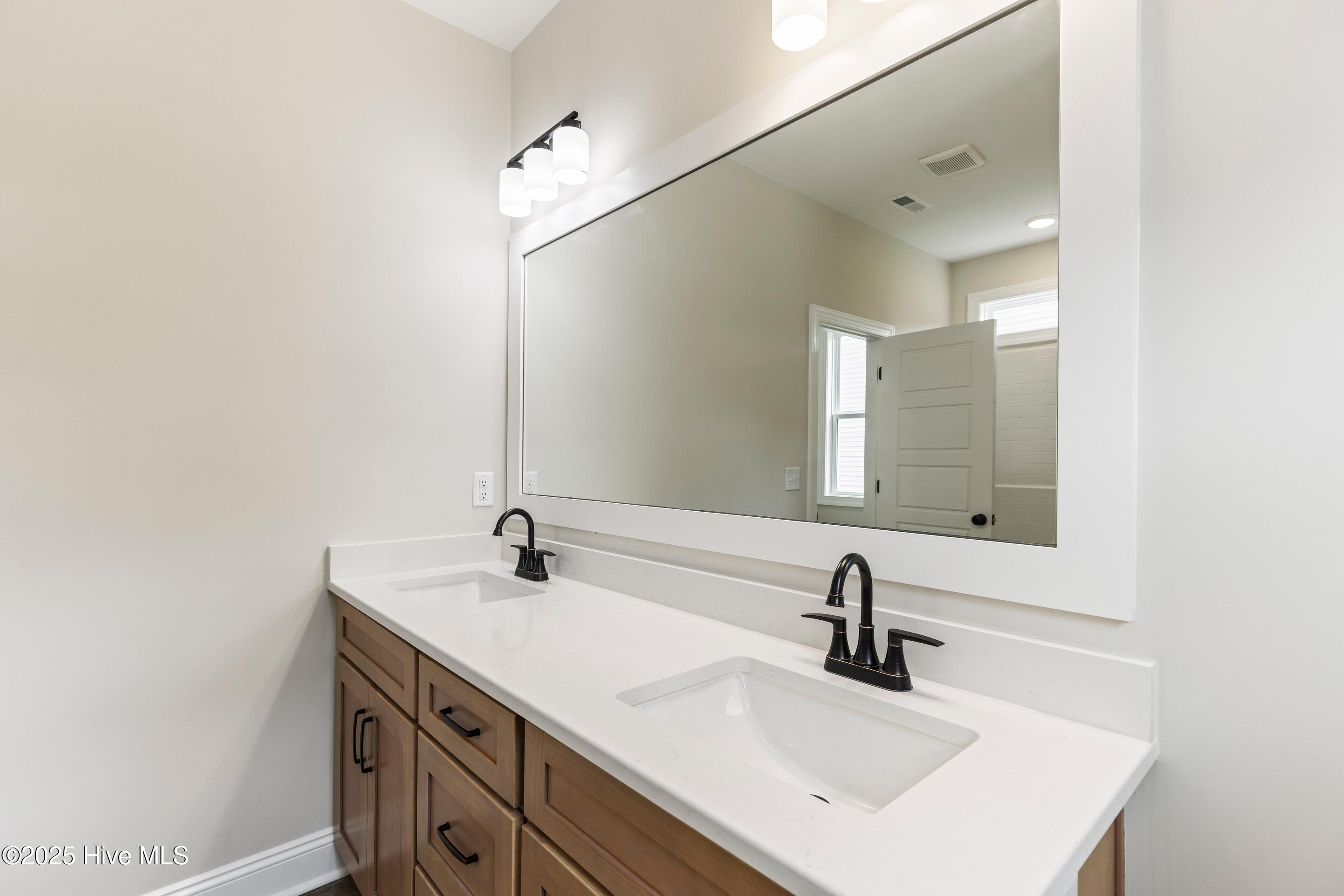 100545595 | Photo 31