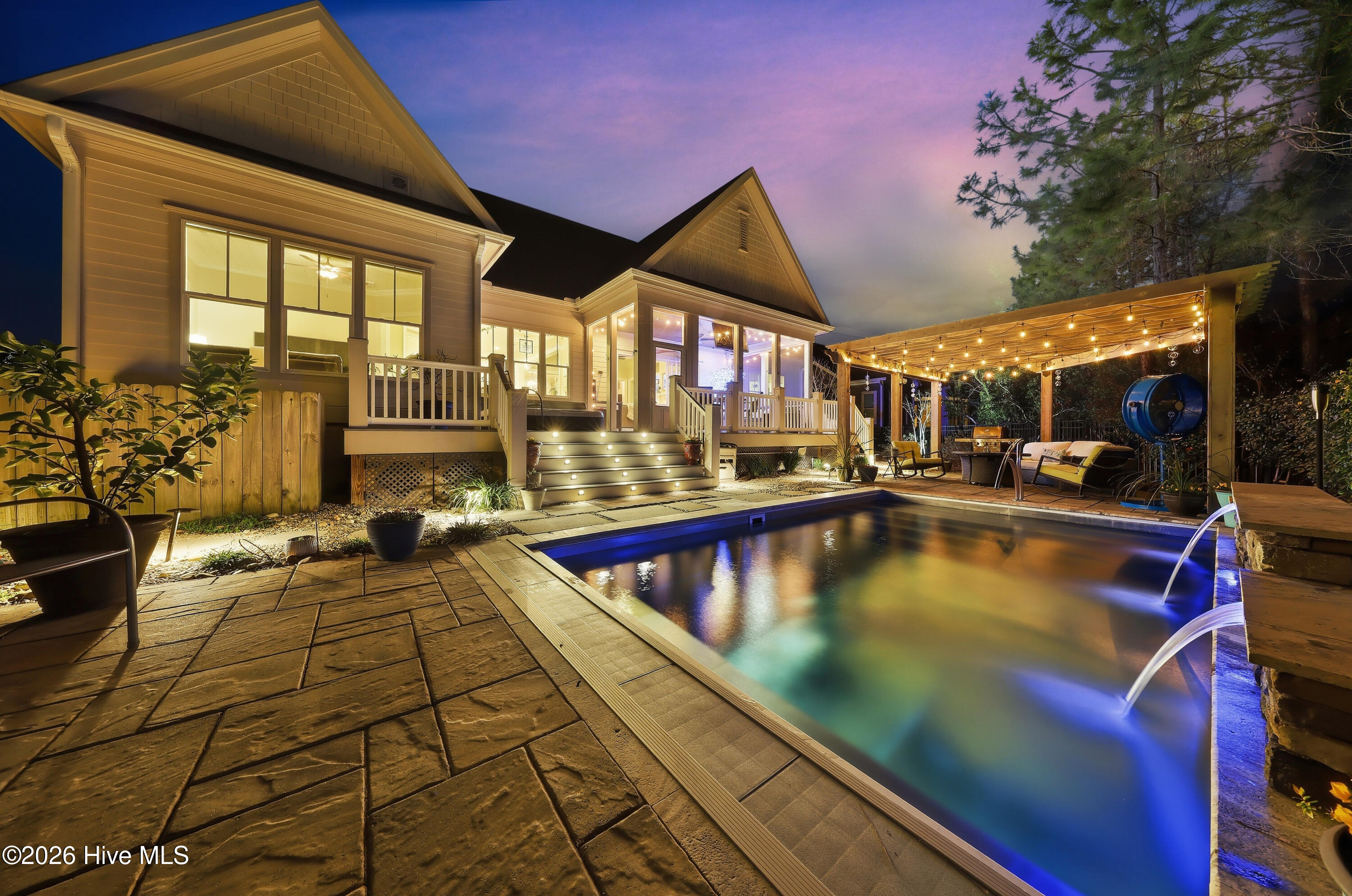 100560697 | Photo 90