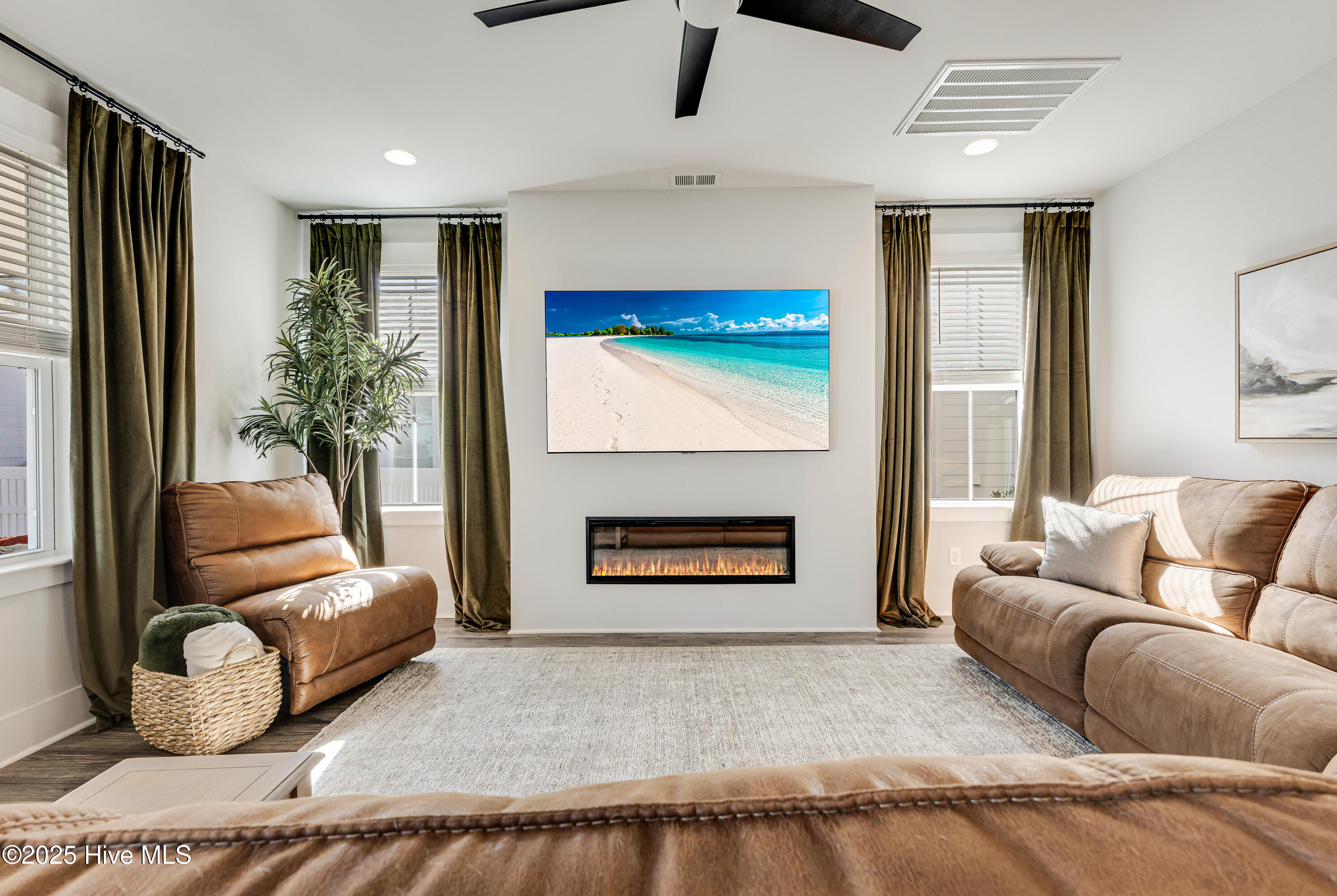 100489867 | Photo 15