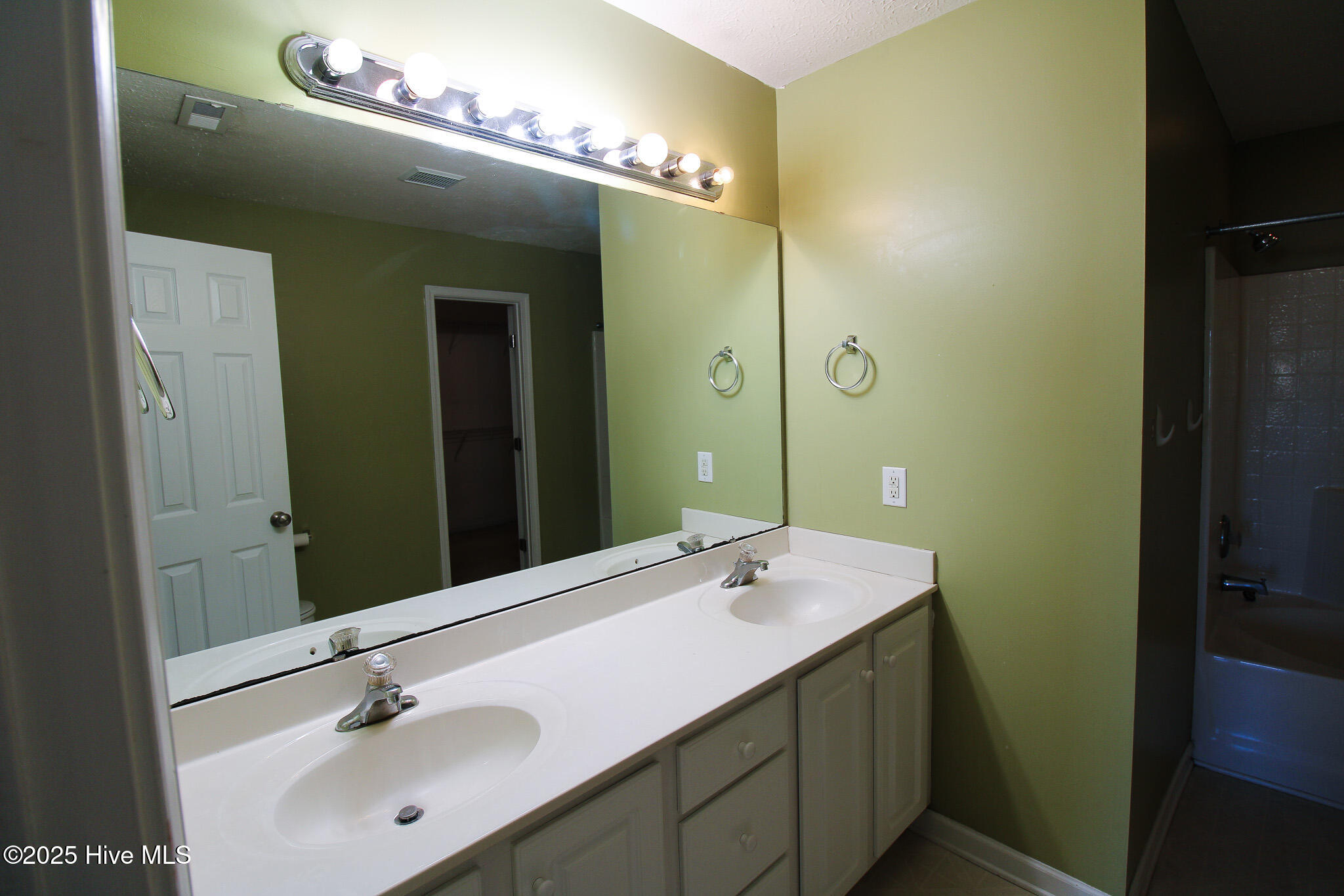 100537575 | Photo 34