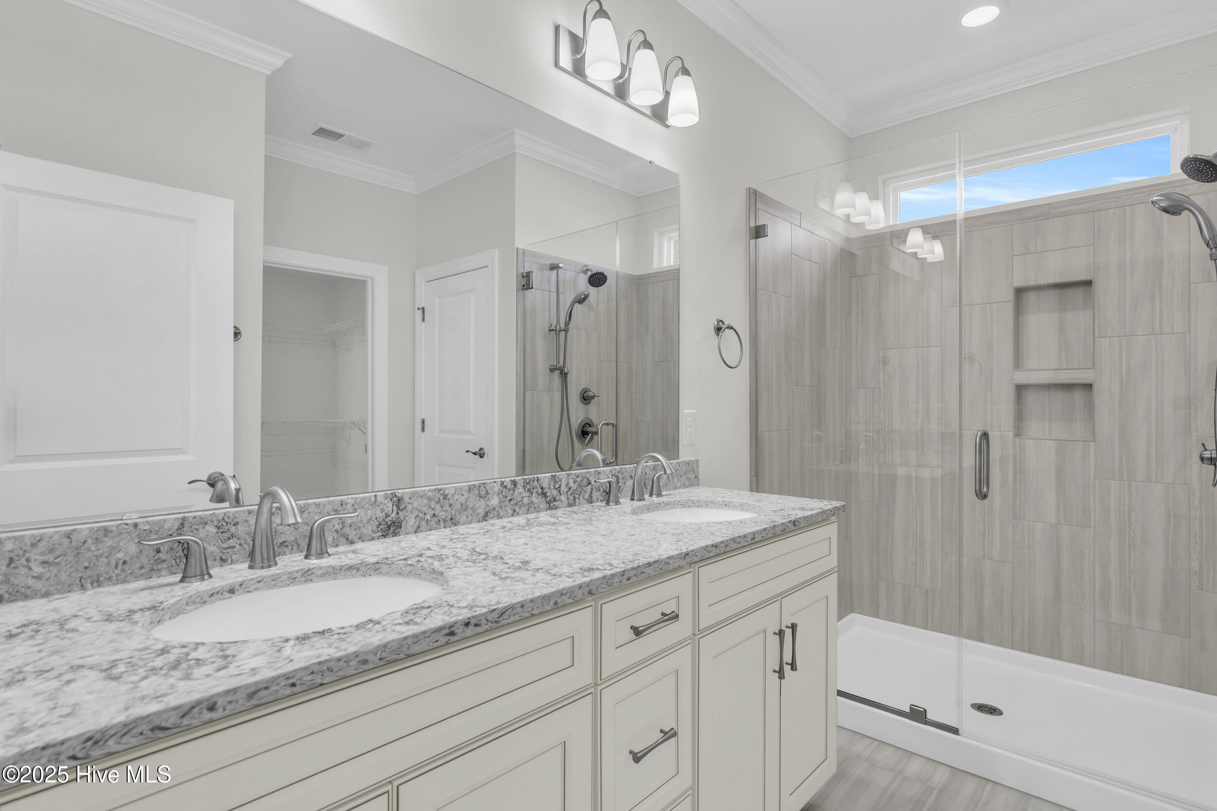 100532615 | Photo 19