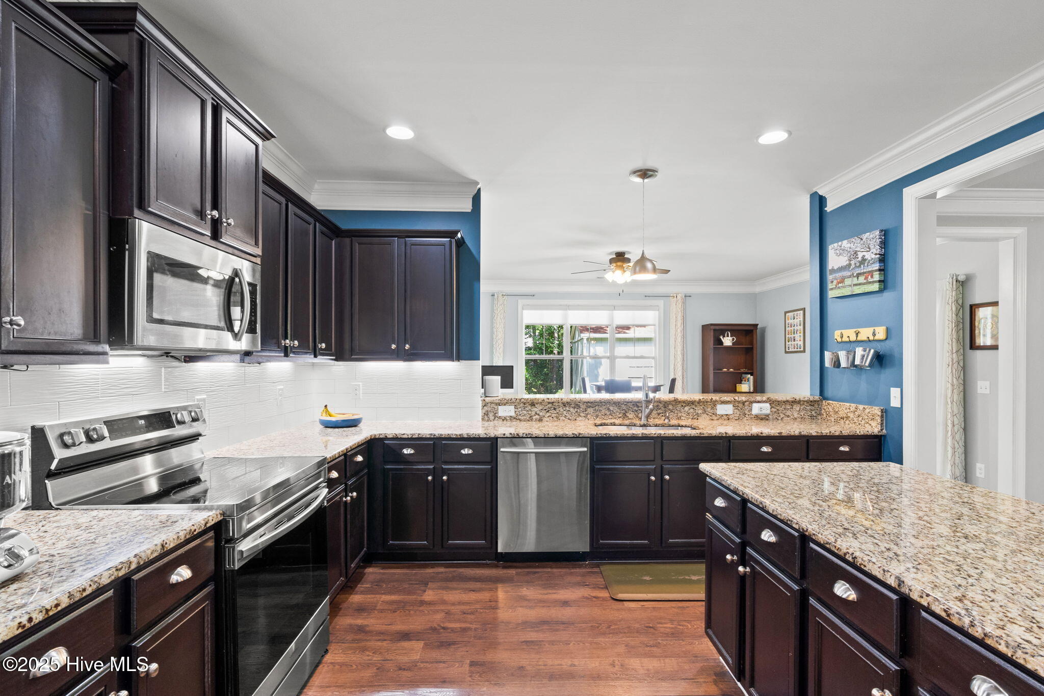 100521115 | Photo 18