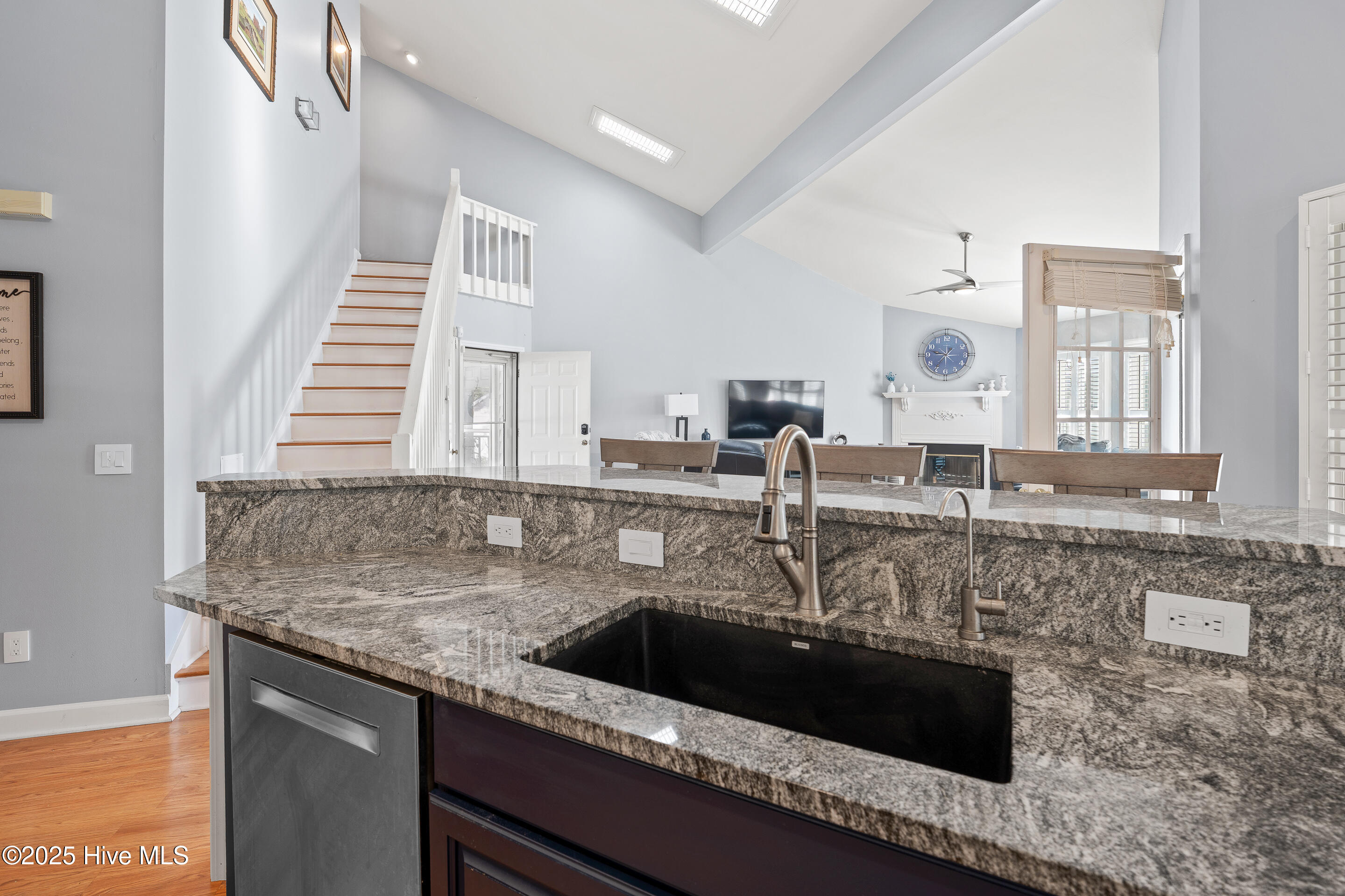 100543404 | Photo 14