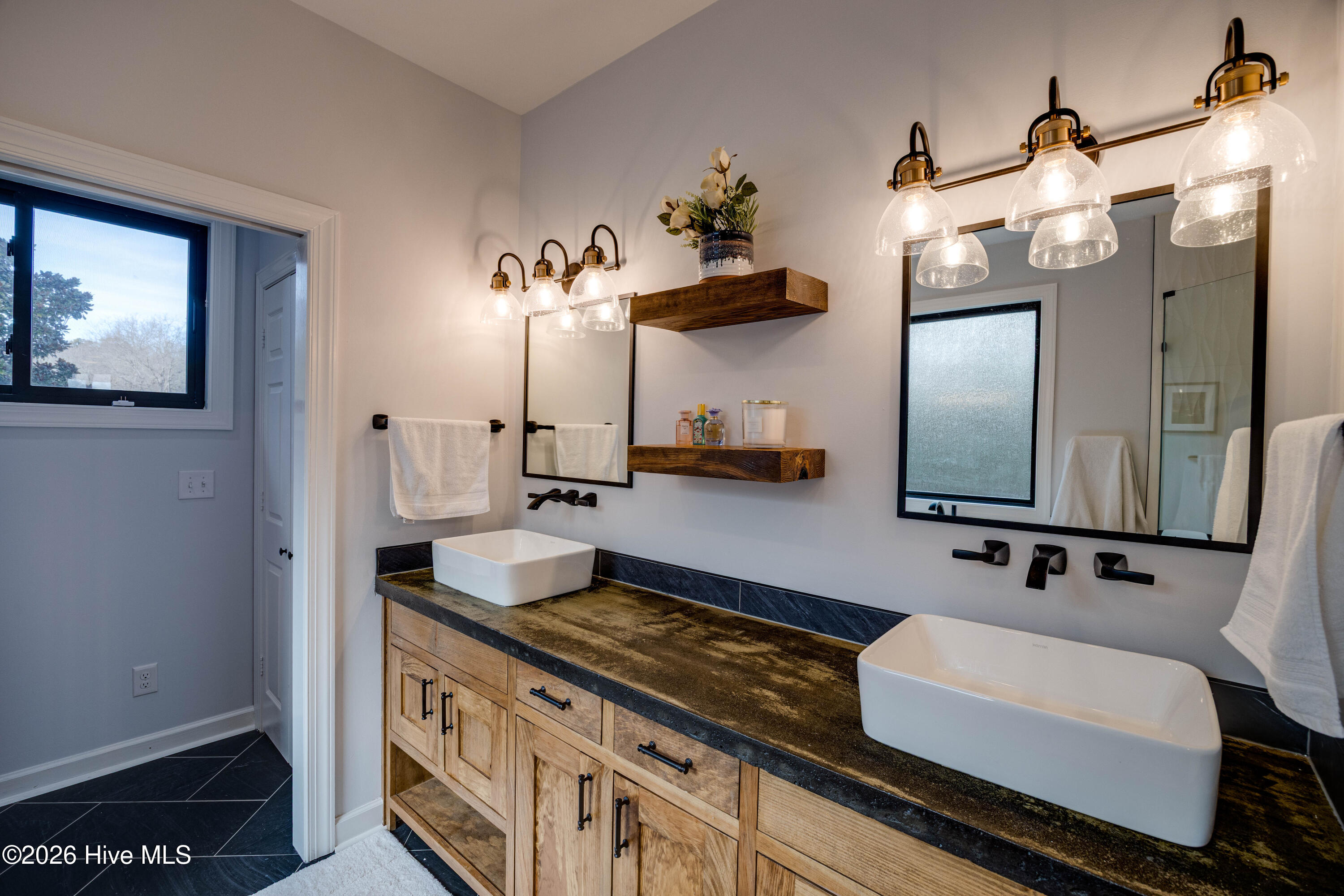 100548978 | Photo 21