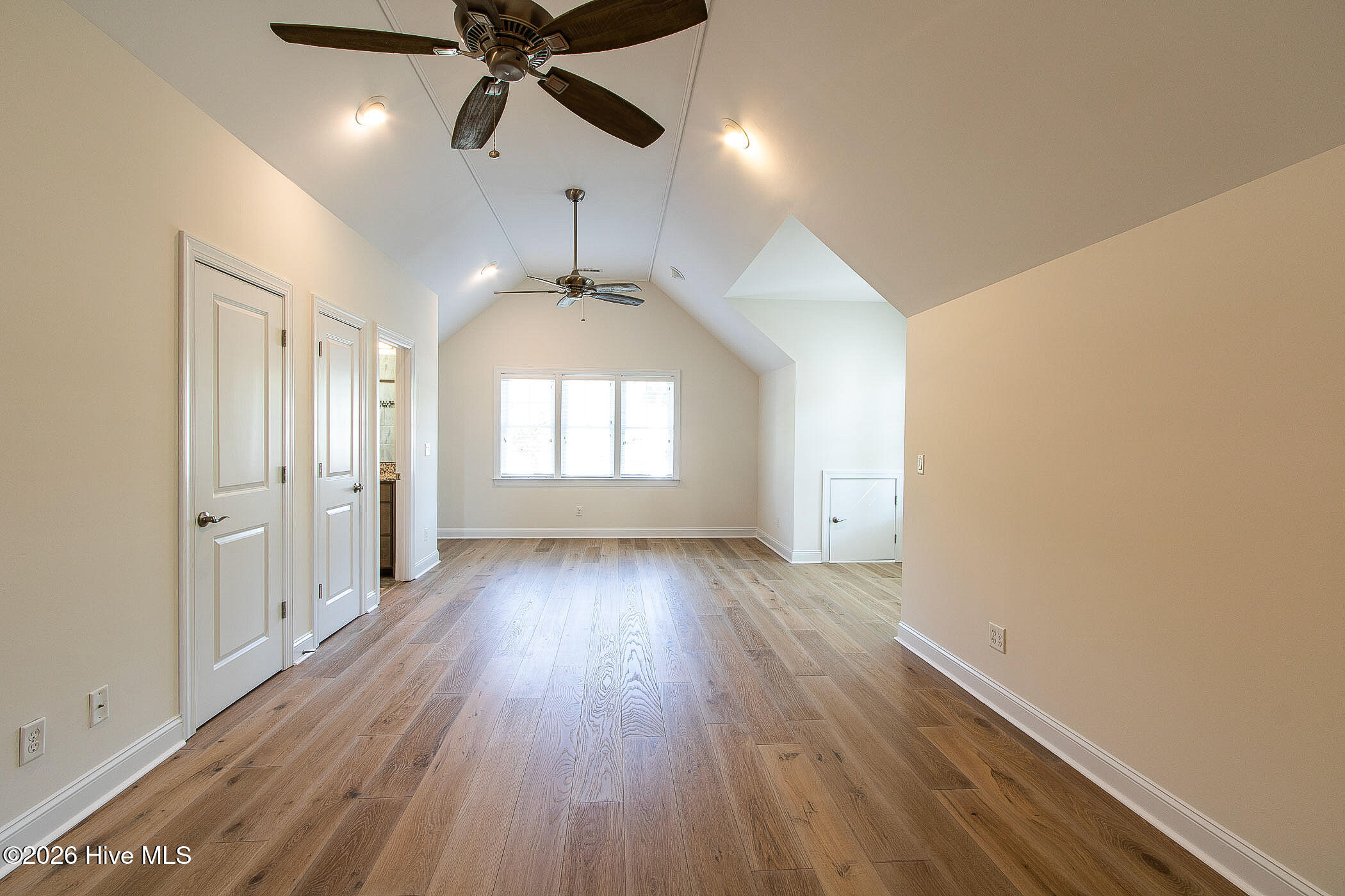 100568588 | Photo 36