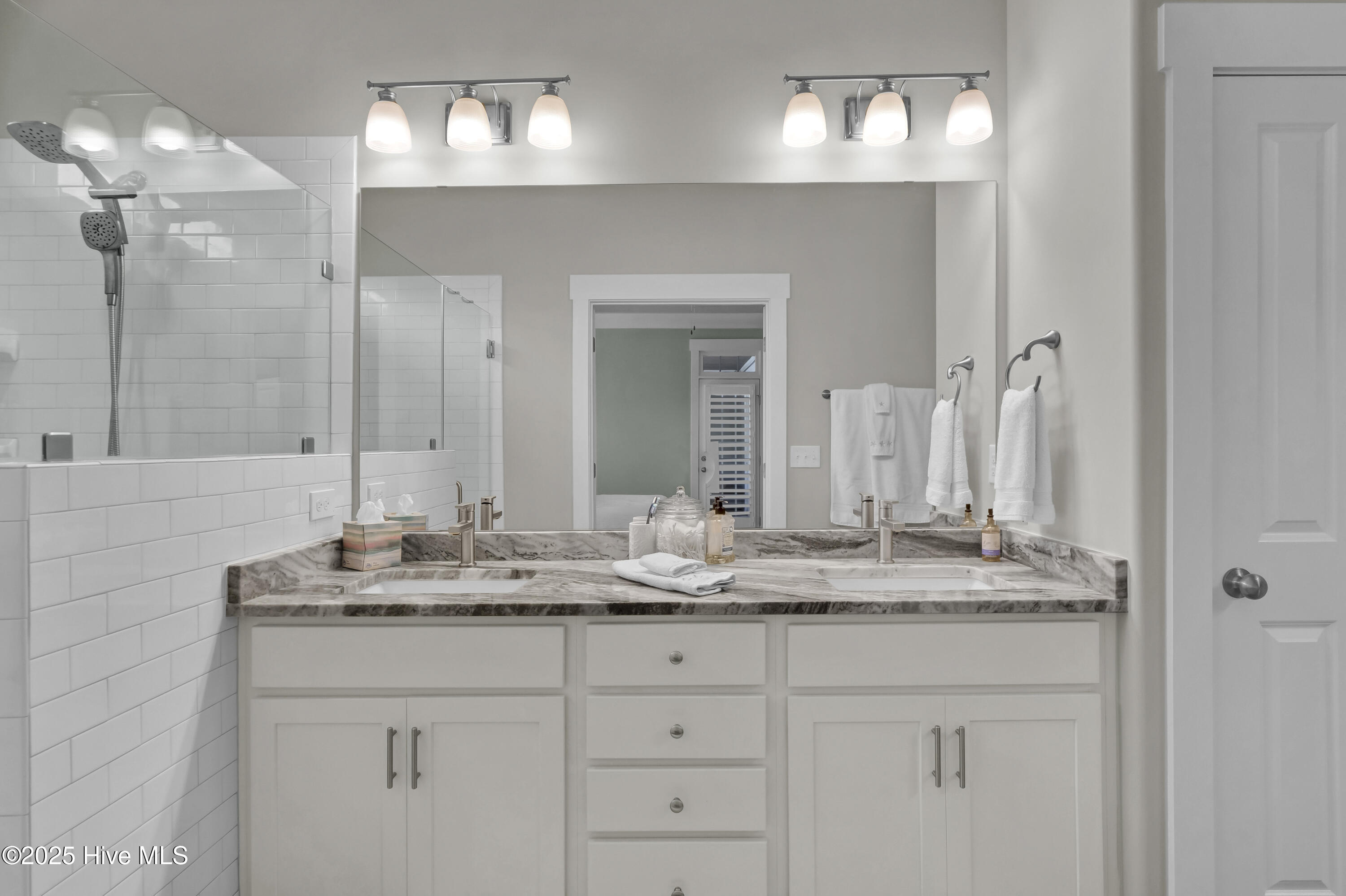 100515379 | Photo 17