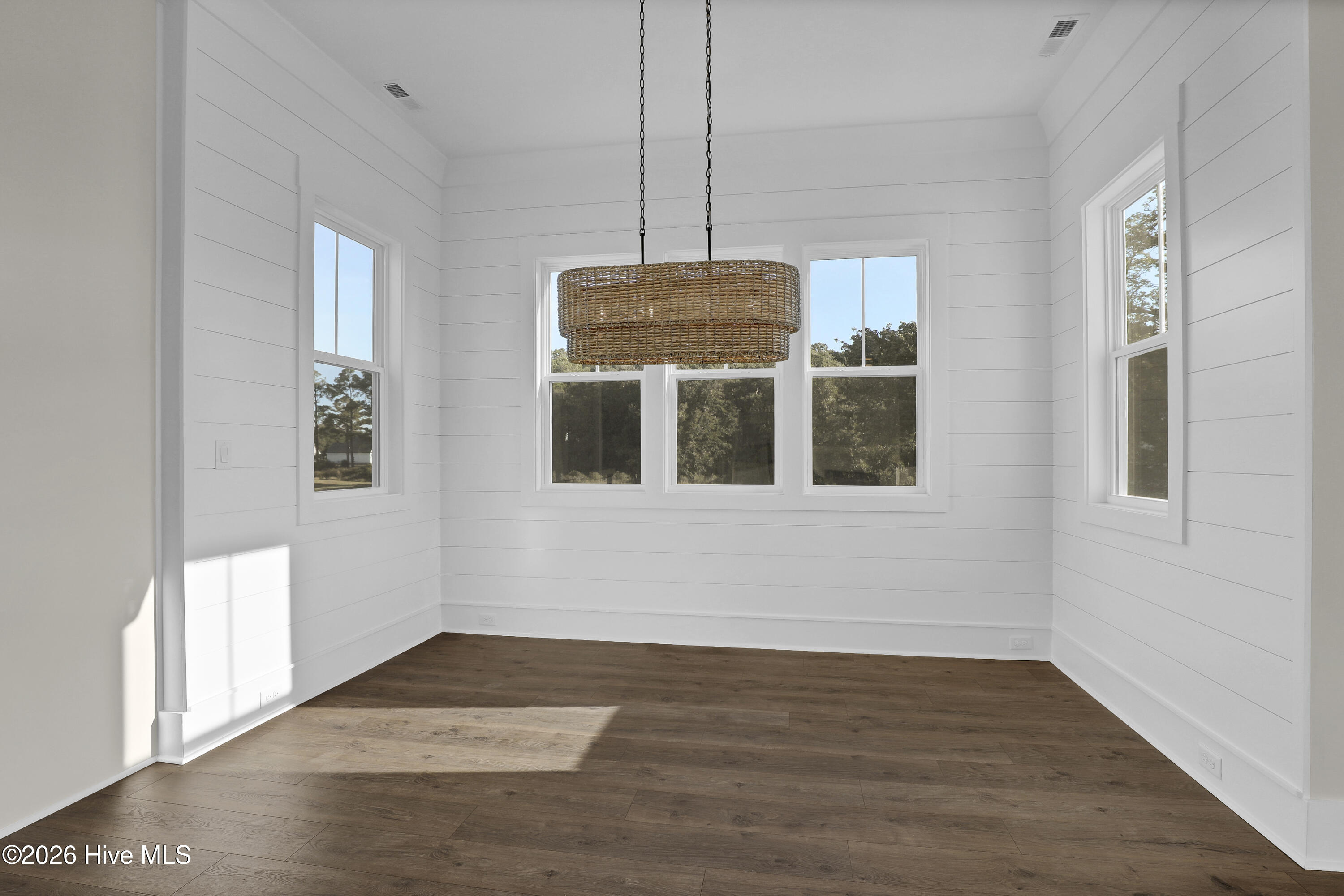 100566719 | Photo 14