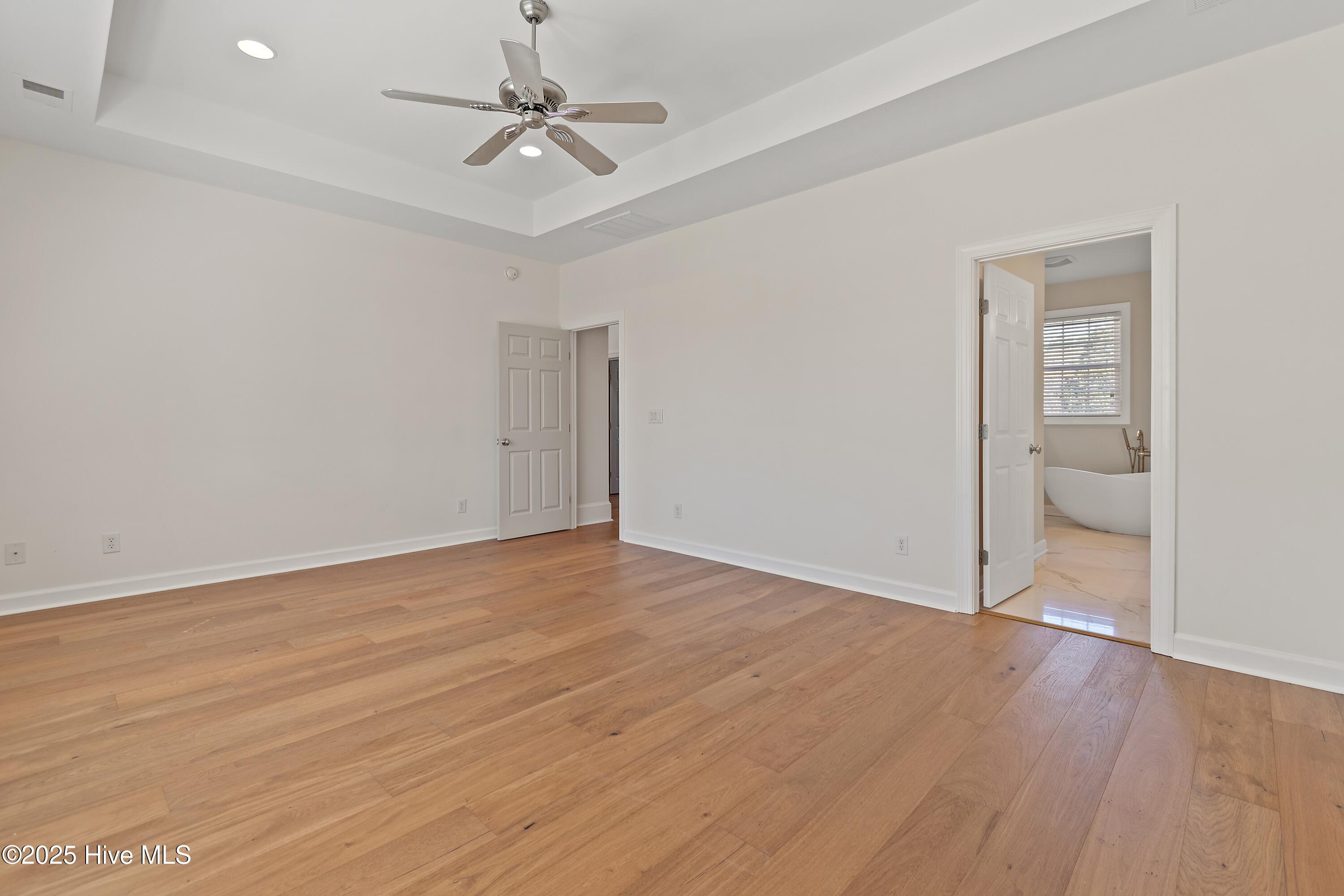 100537823 | Photo 35