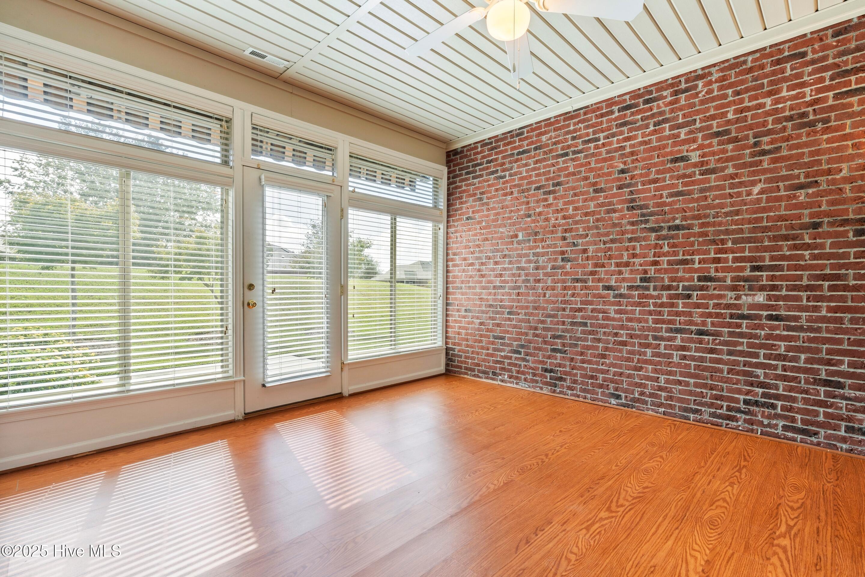 100536985 | Photo 31