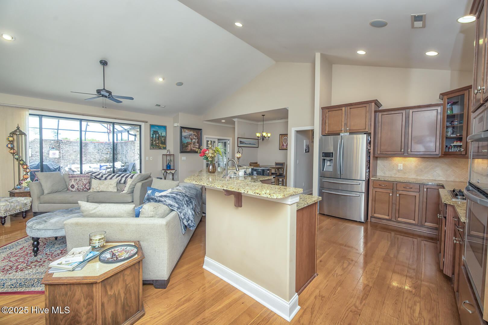 100548390 | Photo 11