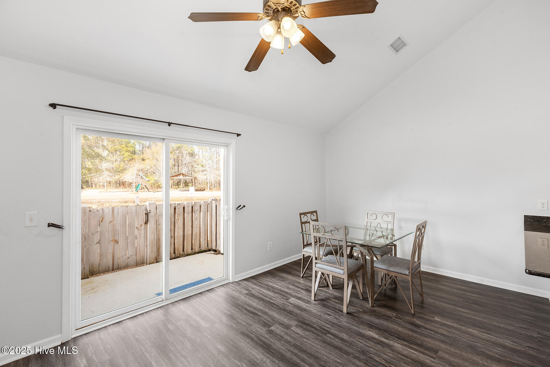 100526047 | Photo 14