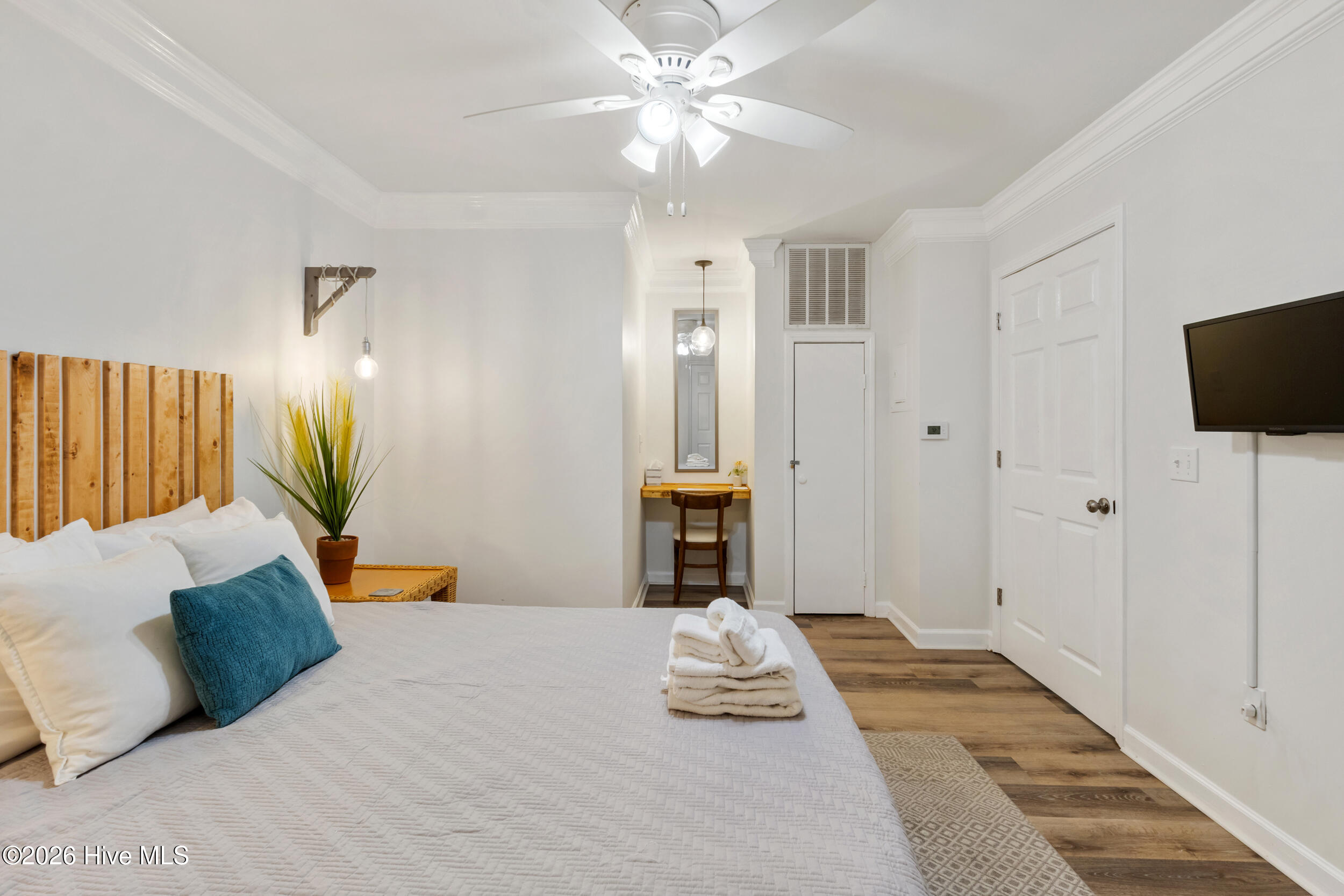 100565367 | Photo 24