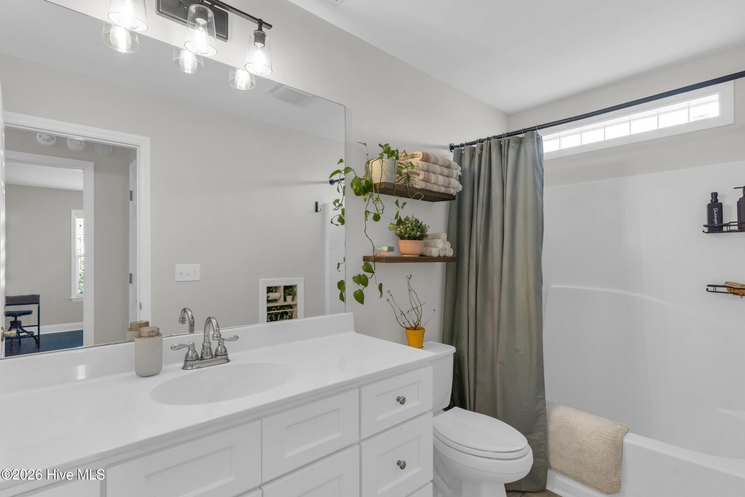 100548167 | Photo 30