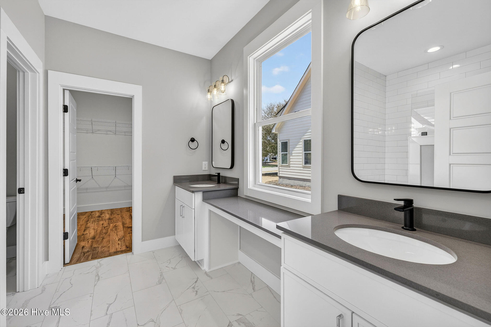 100560917 | Photo 22