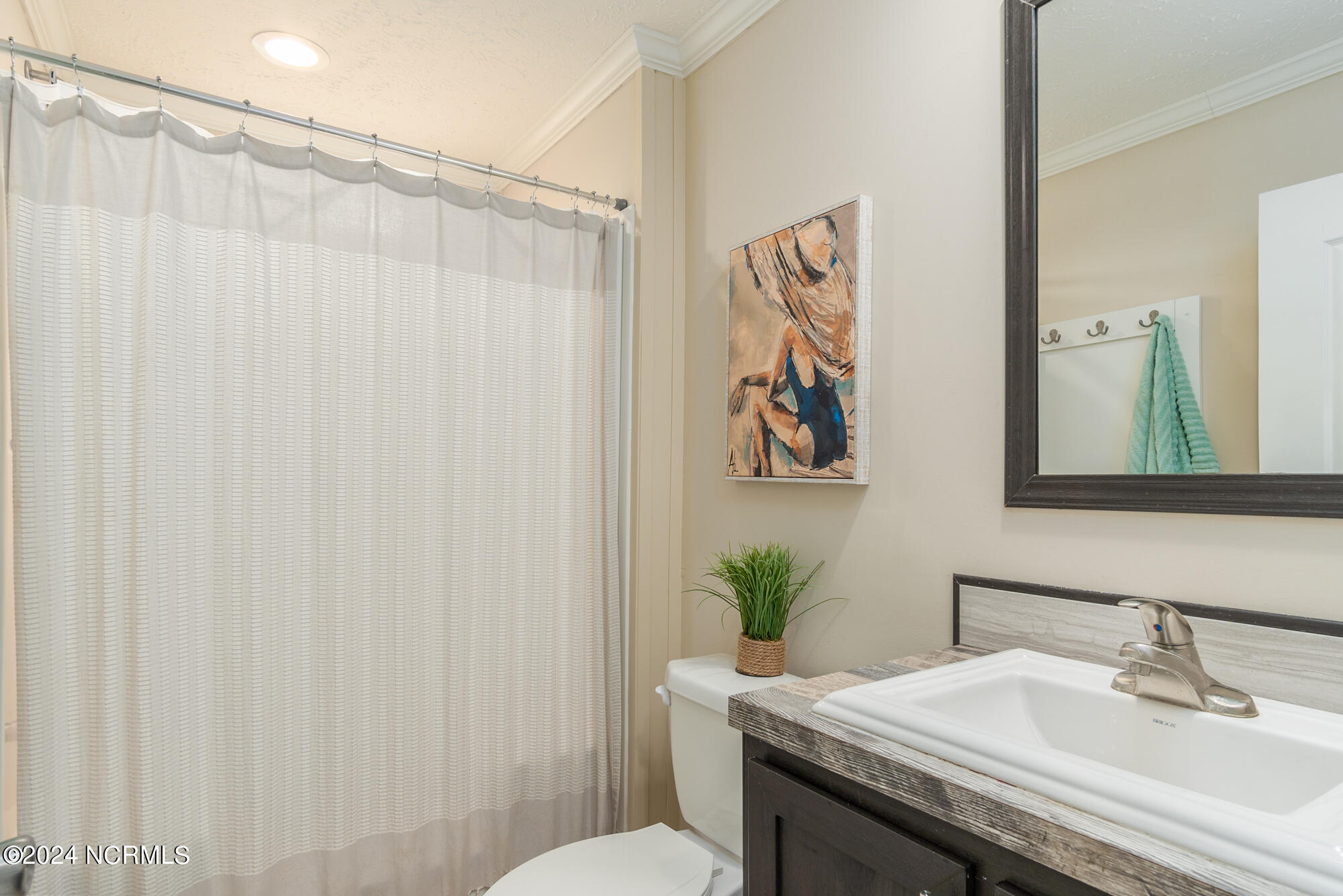 100570435 | Photo 16