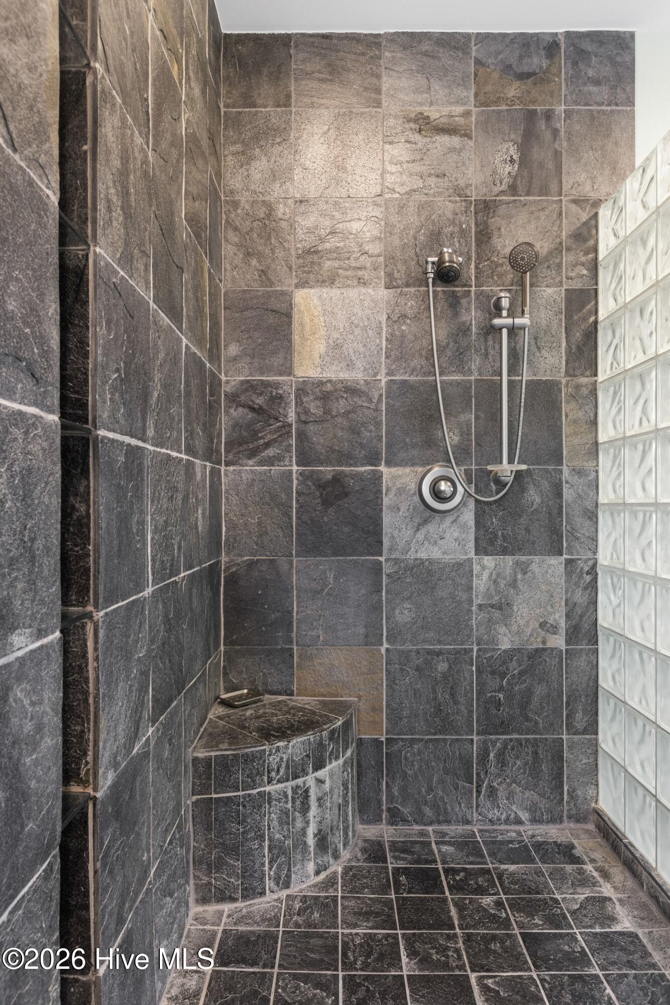 100558974 | Photo 36