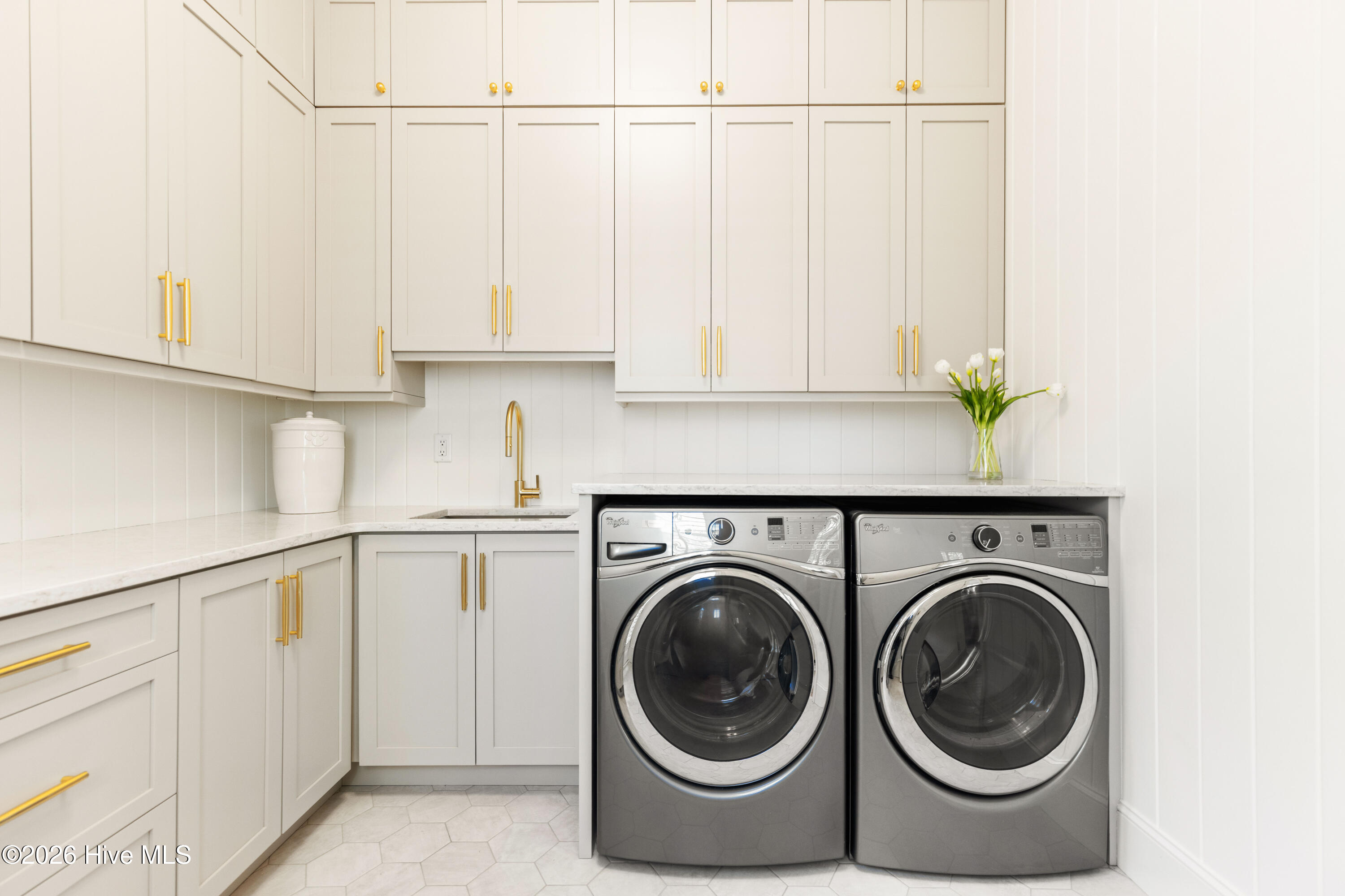 100555813 | Photo 37