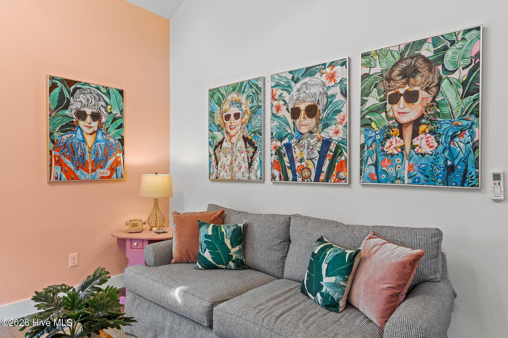 100566277 | Photo 40