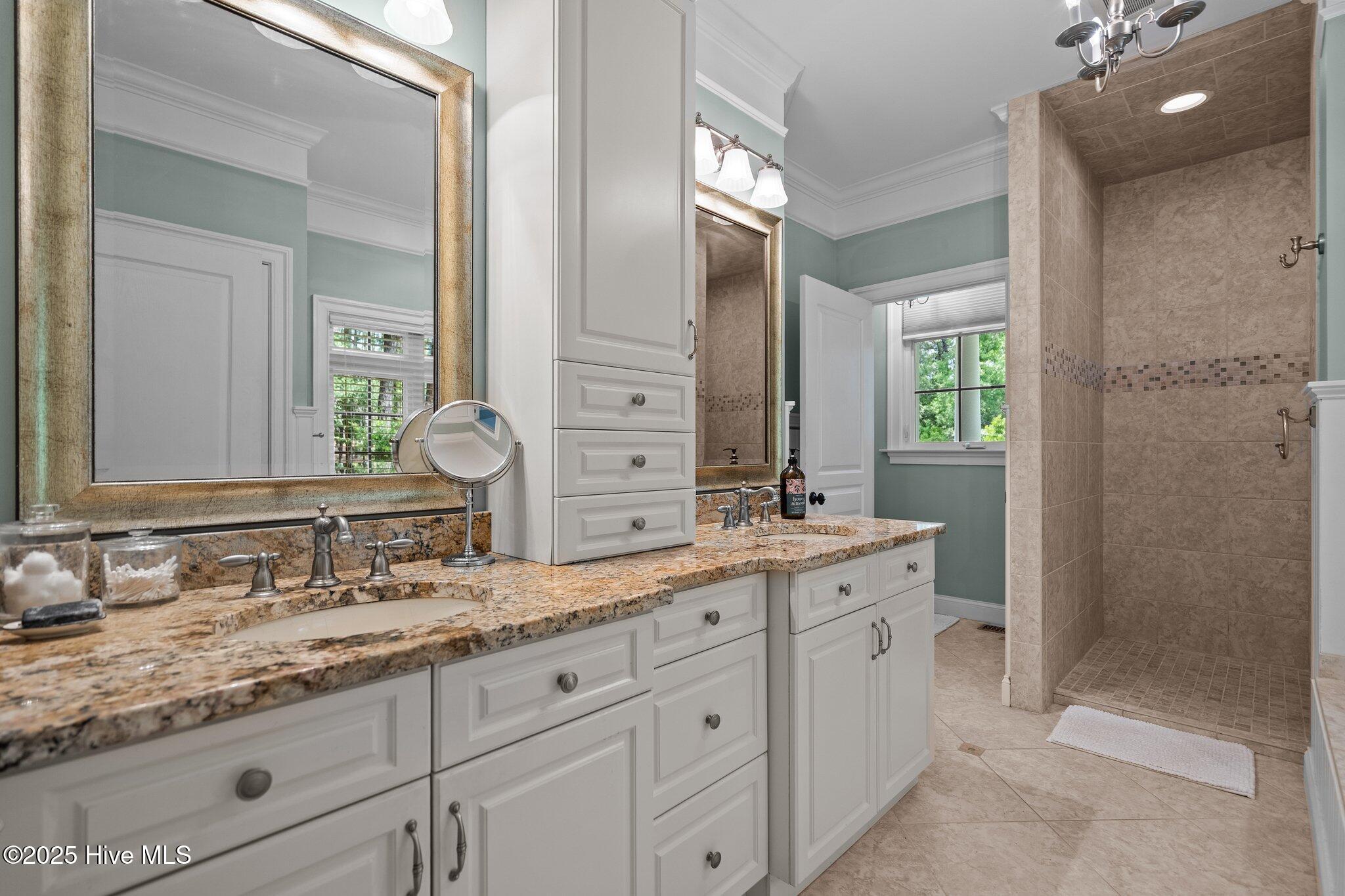 100565962 | Photo 32